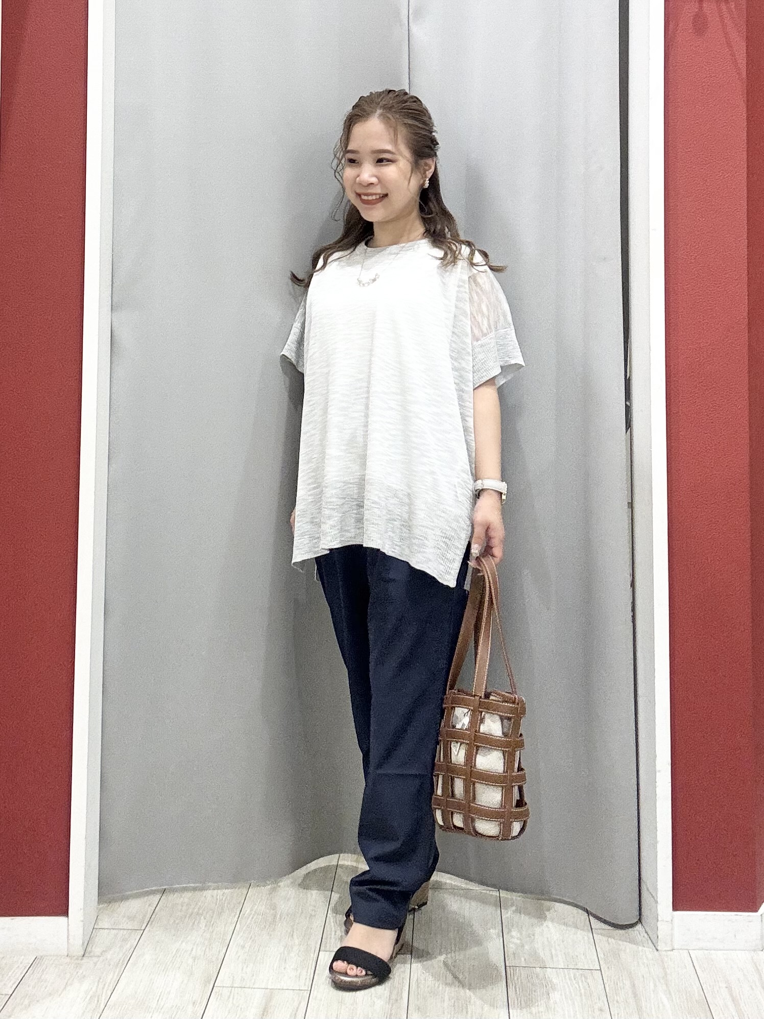 shioさんの「SHOO･LA･RUE｜【2点セット/S-LL/体型カバー】大人のこなれレイヤード シアーニット+タンクトップ」を使ったコーディネート