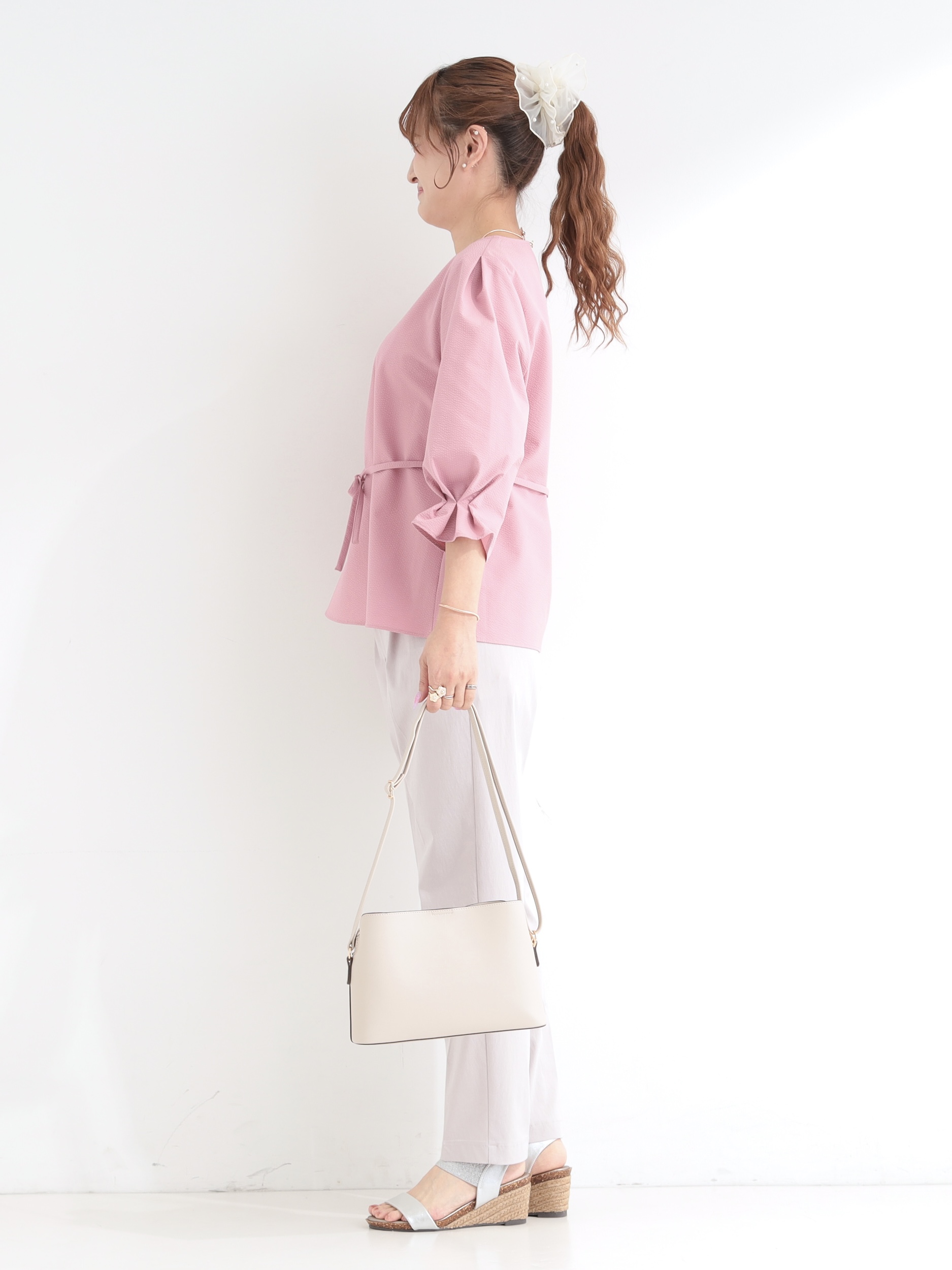 ゆゆさんの「SHOO･LA･RUE｜【洗濯機可/UV/3WAY】シルエットが変えられる ウエストリボンブラウス」を使ったコーディネート