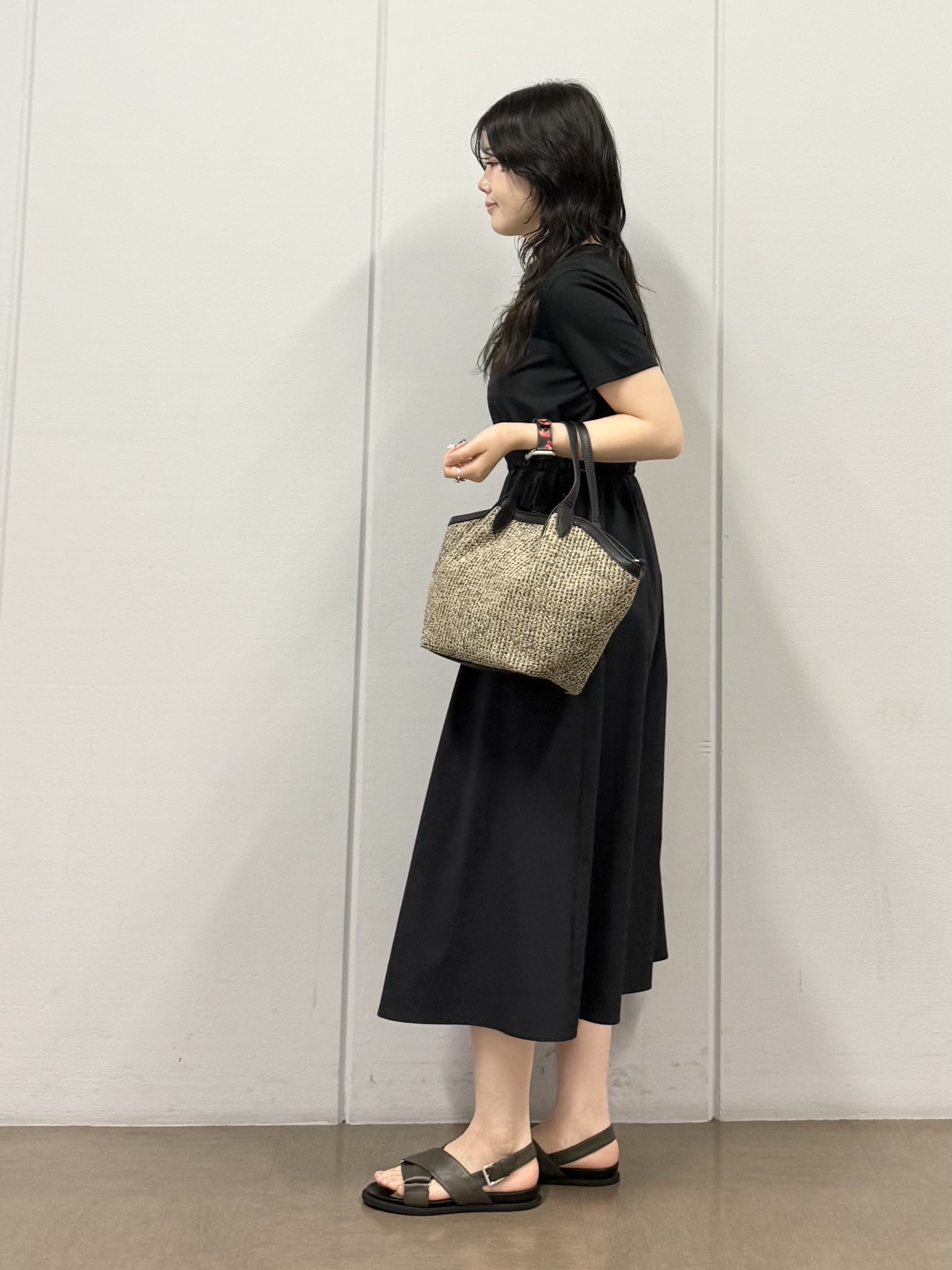 mizukiさんの「INDIVI｜【洗える／1枚でキマる／ドロスト付】ビスチェ風ドッキングTワンピース」を使ったコーディネート