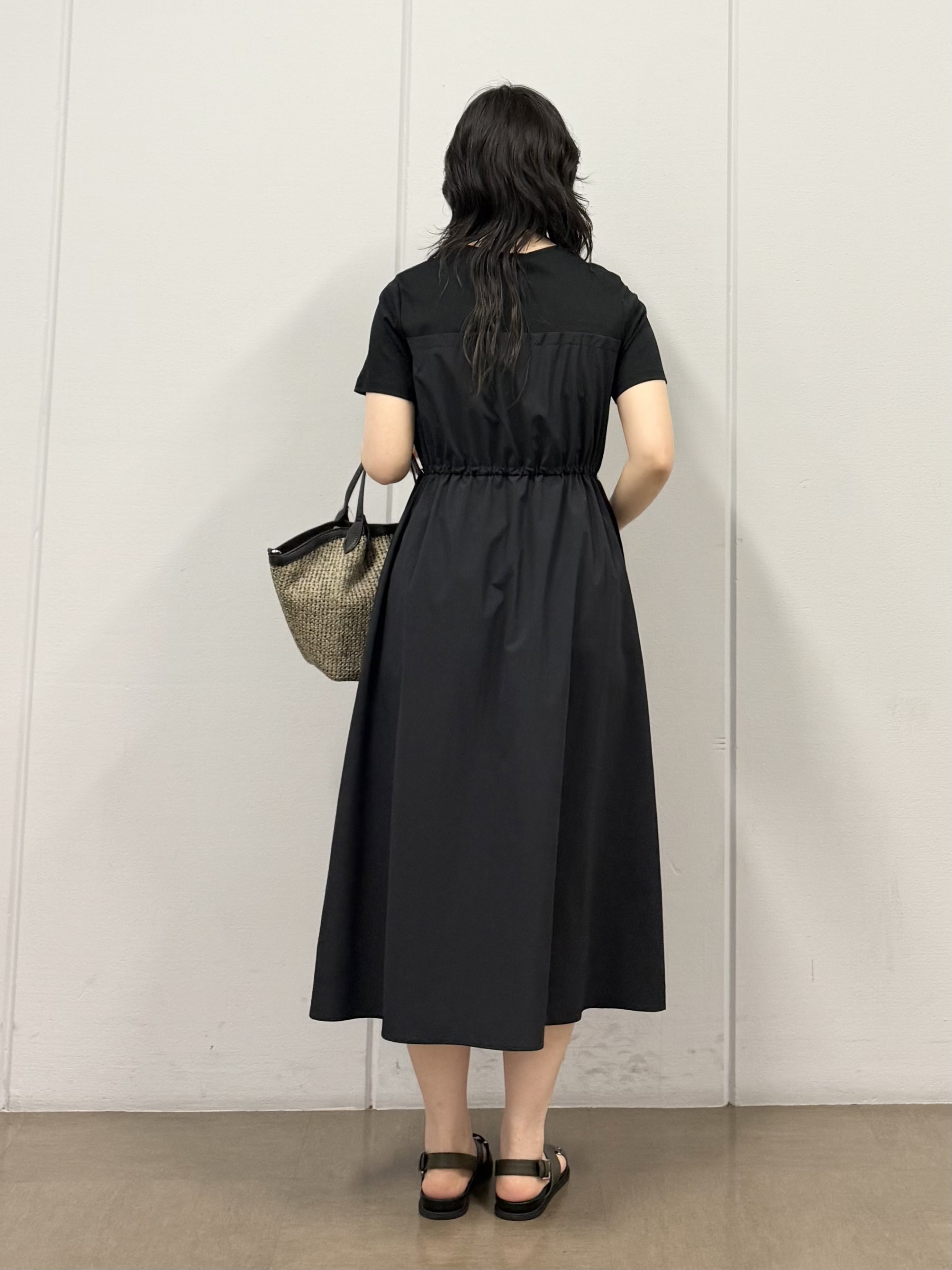 mizukiさんの「INDIVI｜【洗える／1枚でキマる／ドロスト付】ビスチェ風ドッキングTワンピース」を使ったコーディネート