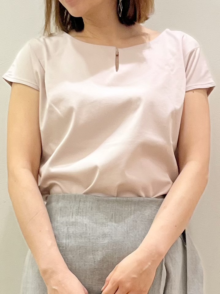 kcさんの「OPAQUE.CLIP｜【接触冷感】ビジューキーネックフレンチトップス《UVケア／洗濯機OK／XS～3L／8col》」を使ったコーディネート