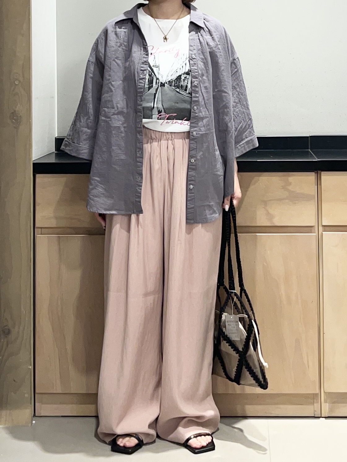 かのさんの「THE SHOP TK｜ポジティブカラーが映える　バイオウォッシュバックギャザーシャツ」を使ったコーディネート