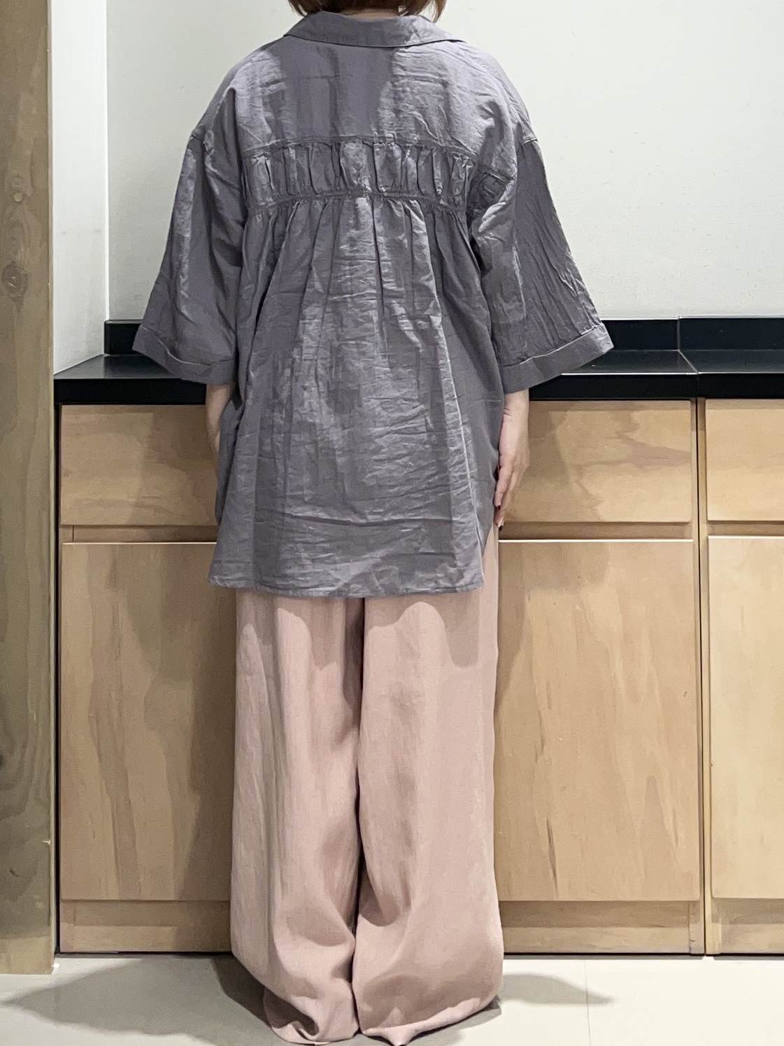 かのさんの「THE SHOP TK｜ポジティブカラーが映える　バイオウォッシュバックギャザーシャツ」を使ったコーディネート
