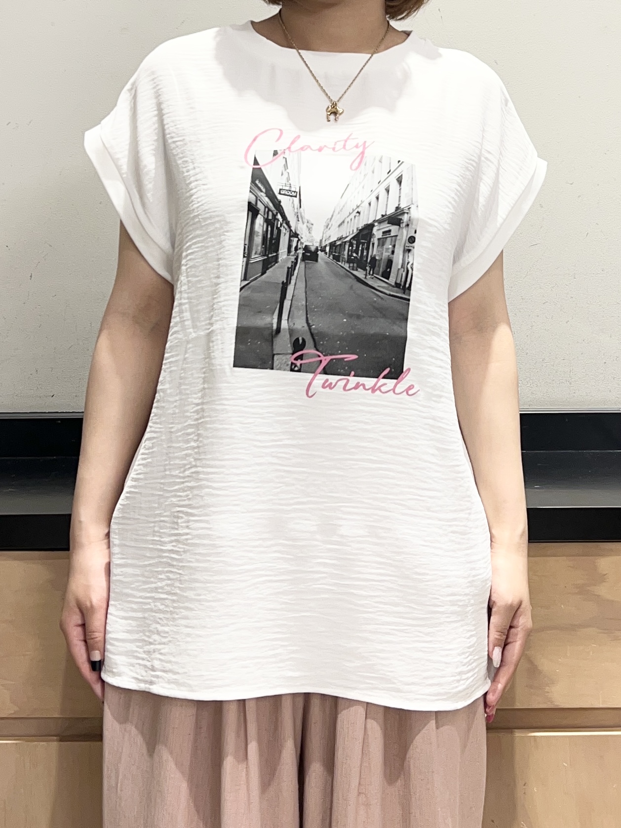 かのさんの「THE SHOP TK｜ポジティブカラーが映える　バイオウォッシュバックギャザーシャツ」を使ったコーディネート