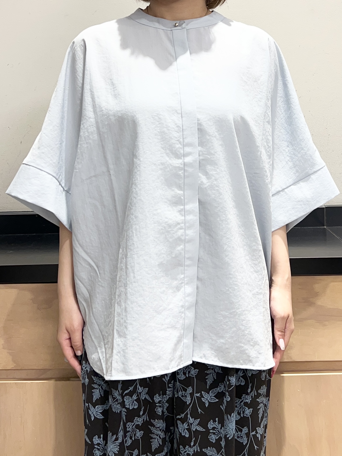 かのさんの「THE SHOP TK｜【高レビュー/体型カバー】さらっと快適 ドルマン5分袖ブラウス」を使ったコーディネート