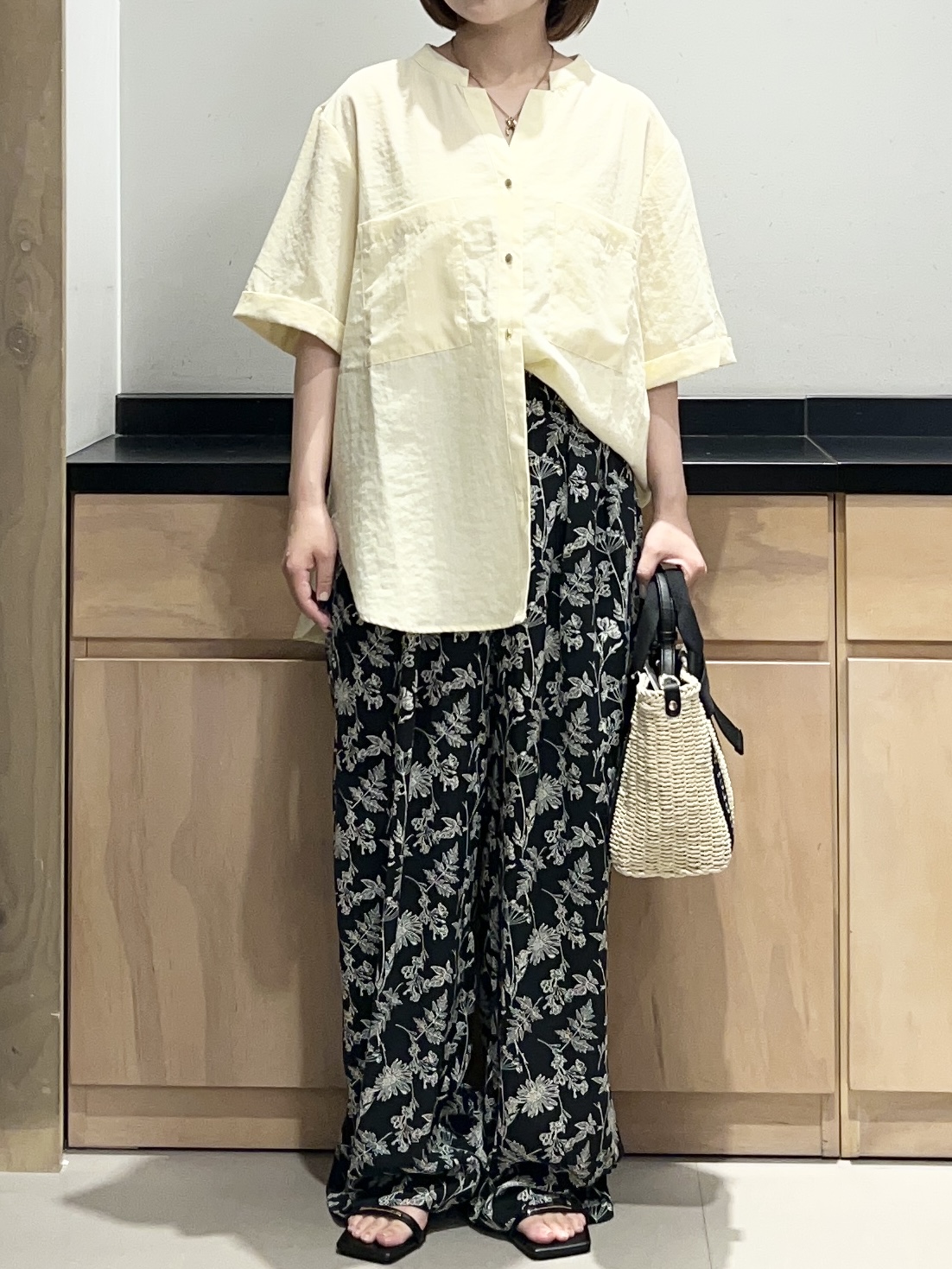 かのさんの「THE SHOP TK｜【M-XL/刻みネックですっきり見え】Wポケット金ボタン 5分袖シャツ」を使ったコーディネート