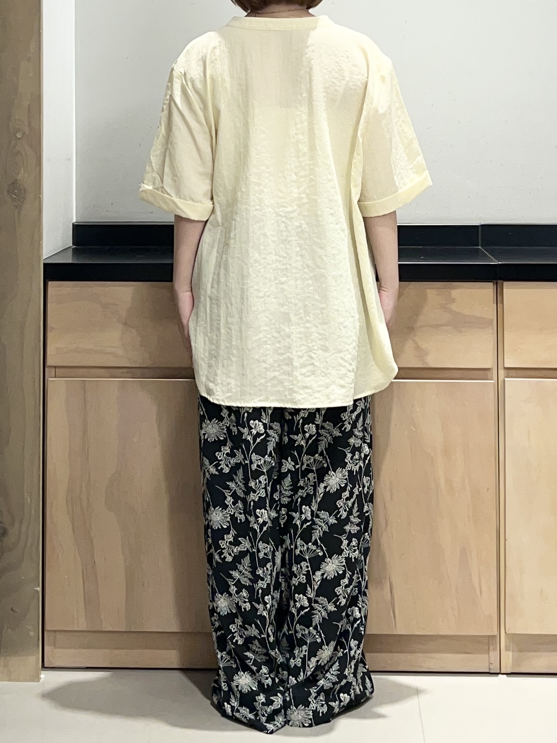 かのさんの「THE SHOP TK｜【M-XL/刻みネックですっきり見え】Wポケット金ボタン 5分袖シャツ」を使ったコーディネート