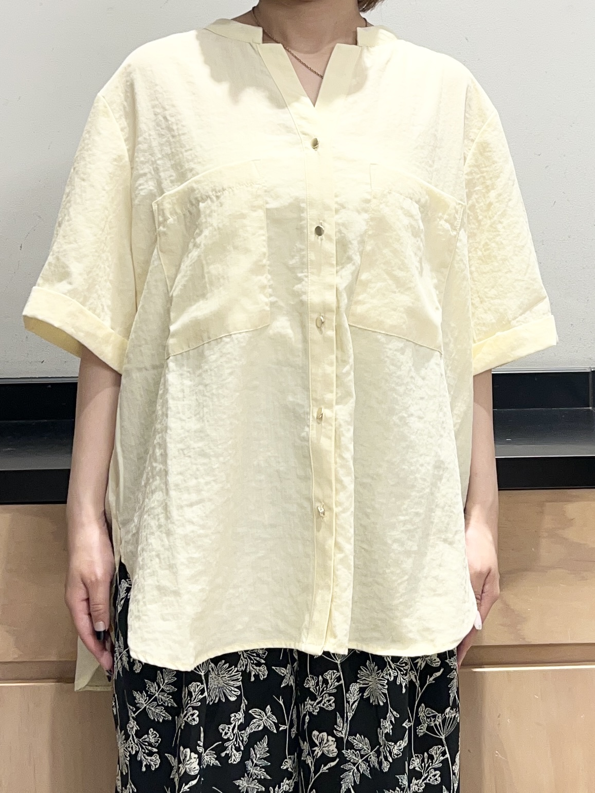 かのさんの「THE SHOP TK｜【M-XL/刻みネックですっきり見え】Wポケット金ボタン 5分袖シャツ」を使ったコーディネート