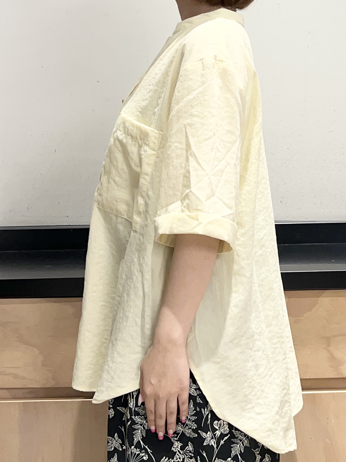 かのさんの「THE SHOP TK｜【M-XL/刻みネックですっきり見え】Wポケット金ボタン 5分袖シャツ」を使ったコーディネート