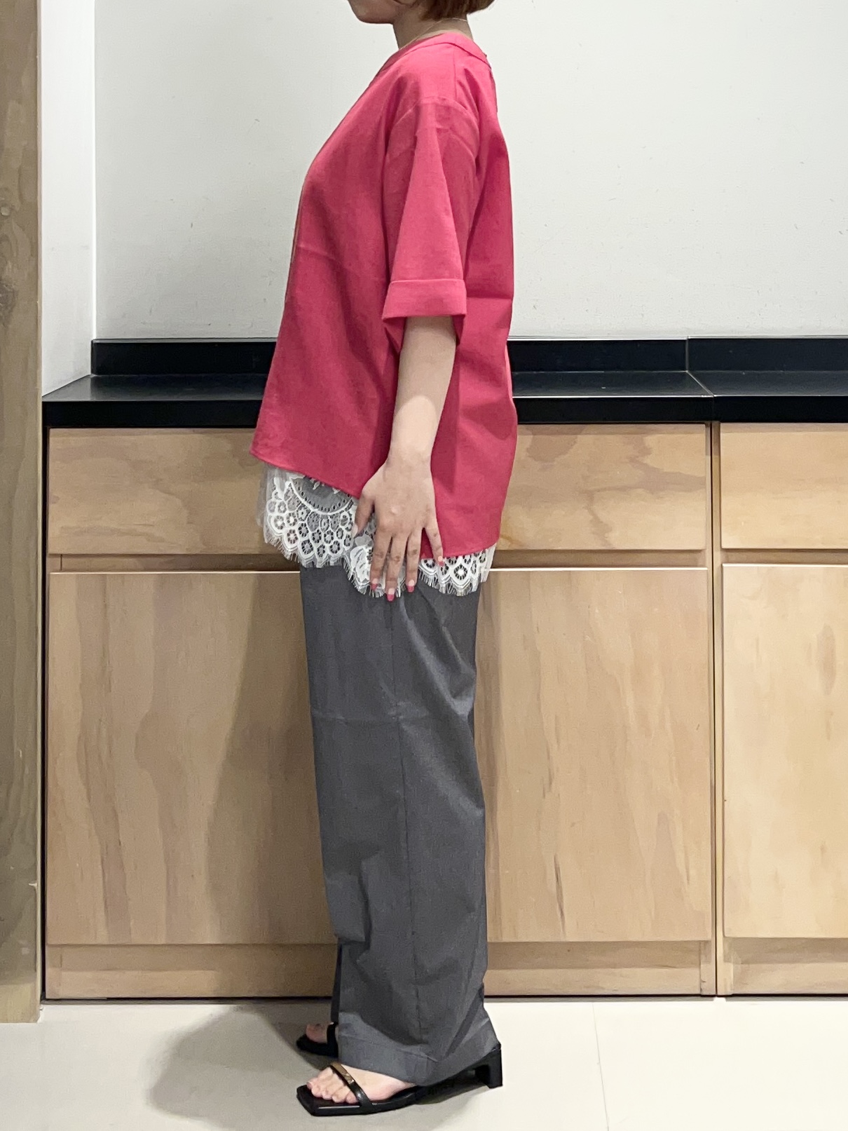 かのさんの「THE SHOP TK｜【M-XL/二の腕カバー】さらり麻調メッシュ5分袖ブラウス」を使ったコーディネート