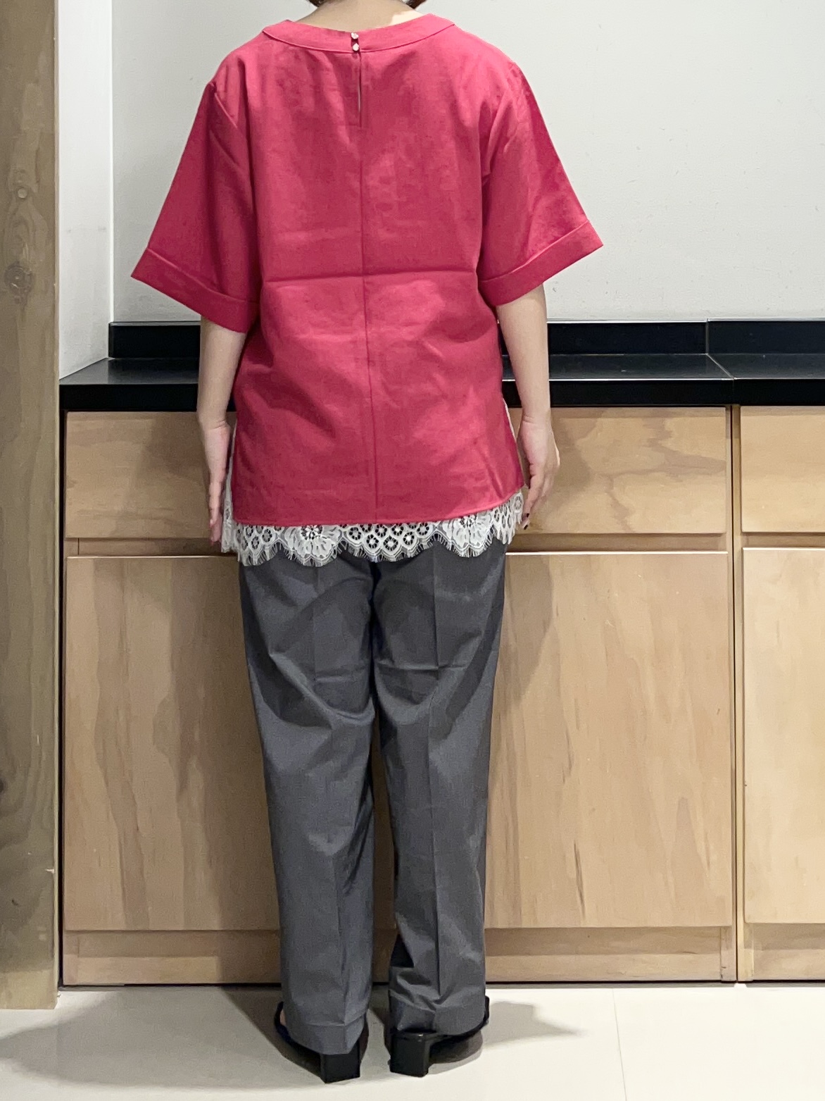 かのさんの「THE SHOP TK｜【M-XL/二の腕カバー】さらり麻調メッシュ5分袖ブラウス」を使ったコーディネート