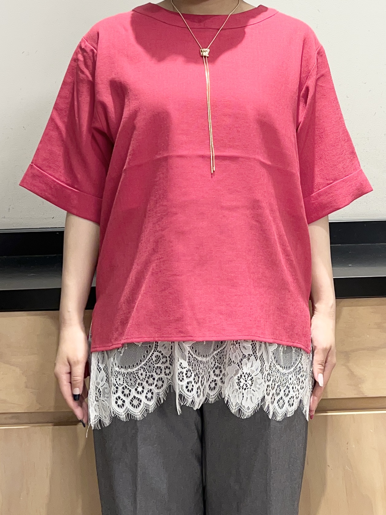 かのさんの「THE SHOP TK｜【M-XL/二の腕カバー】さらり麻調メッシュ5分袖ブラウス」を使ったコーディネート