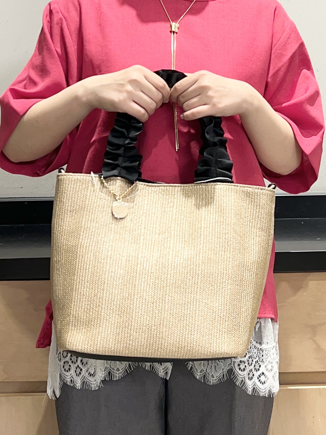 かのさんの「THE SHOP TK｜【M-XL/二の腕カバー】さらり麻調メッシュ5分袖ブラウス」を使ったコーディネート