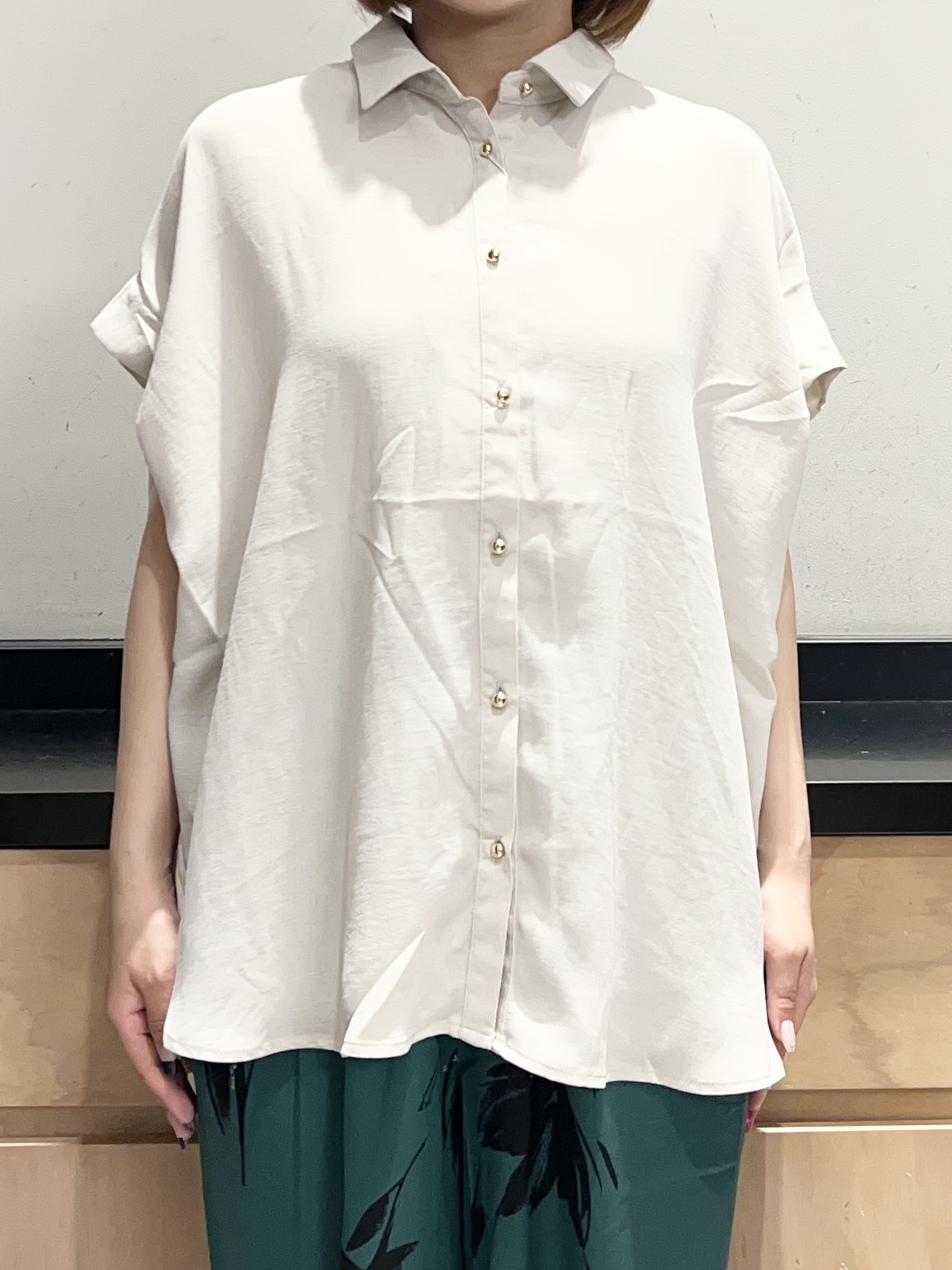 かのさんの「THE SHOP TK｜【ひんやり/防しわ/UV/吸水速乾】襟付き フレンチスリーブシャツ」を使ったコーディネート