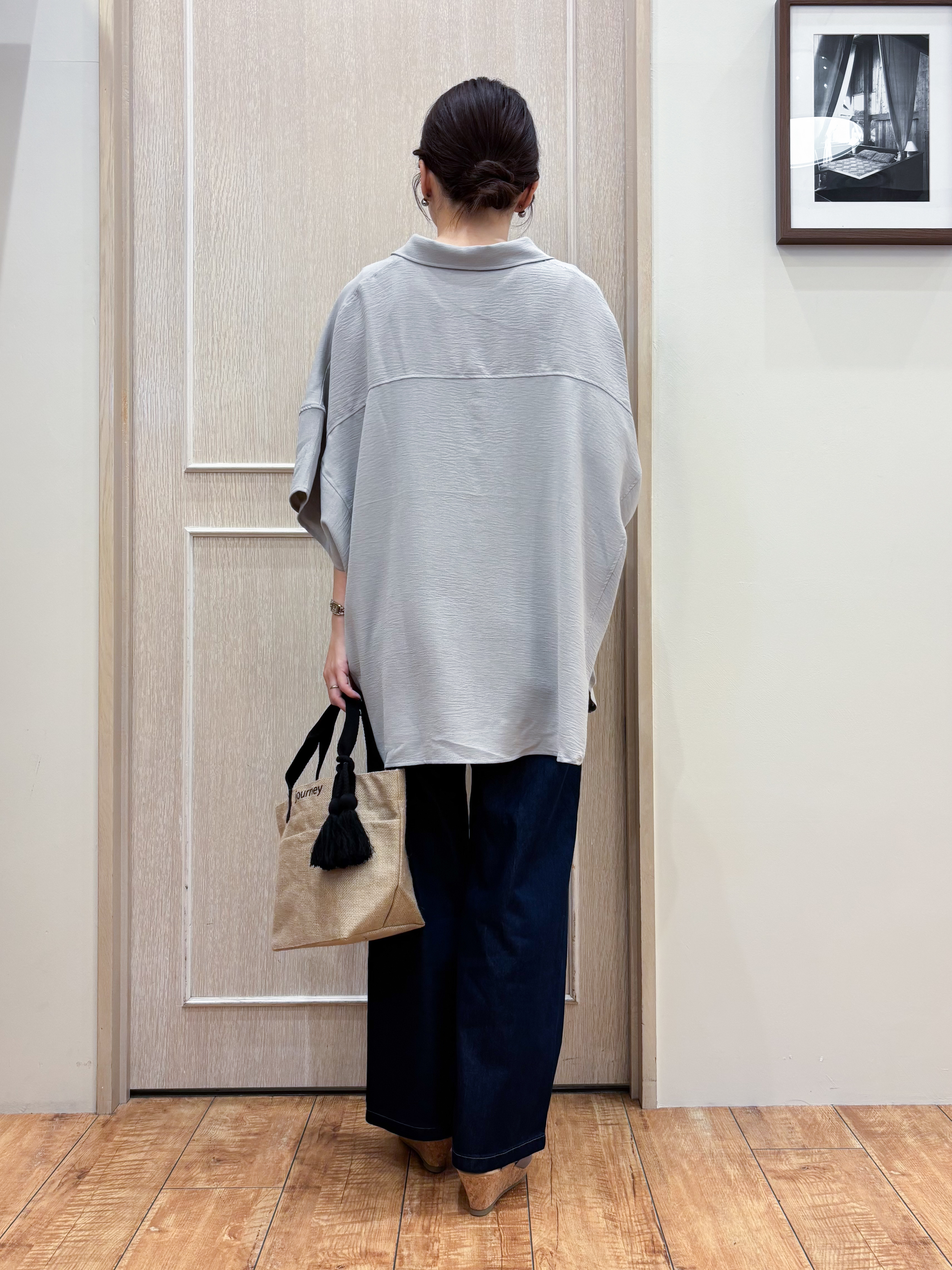 なみさんの「SHOO･LA･RUE｜【高レビュー/洗濯後しわになりにくい/体型カバー】きちんとゆるっと 大人の抜け感 ポンチョ風カラーシ」を使ったコーディネート