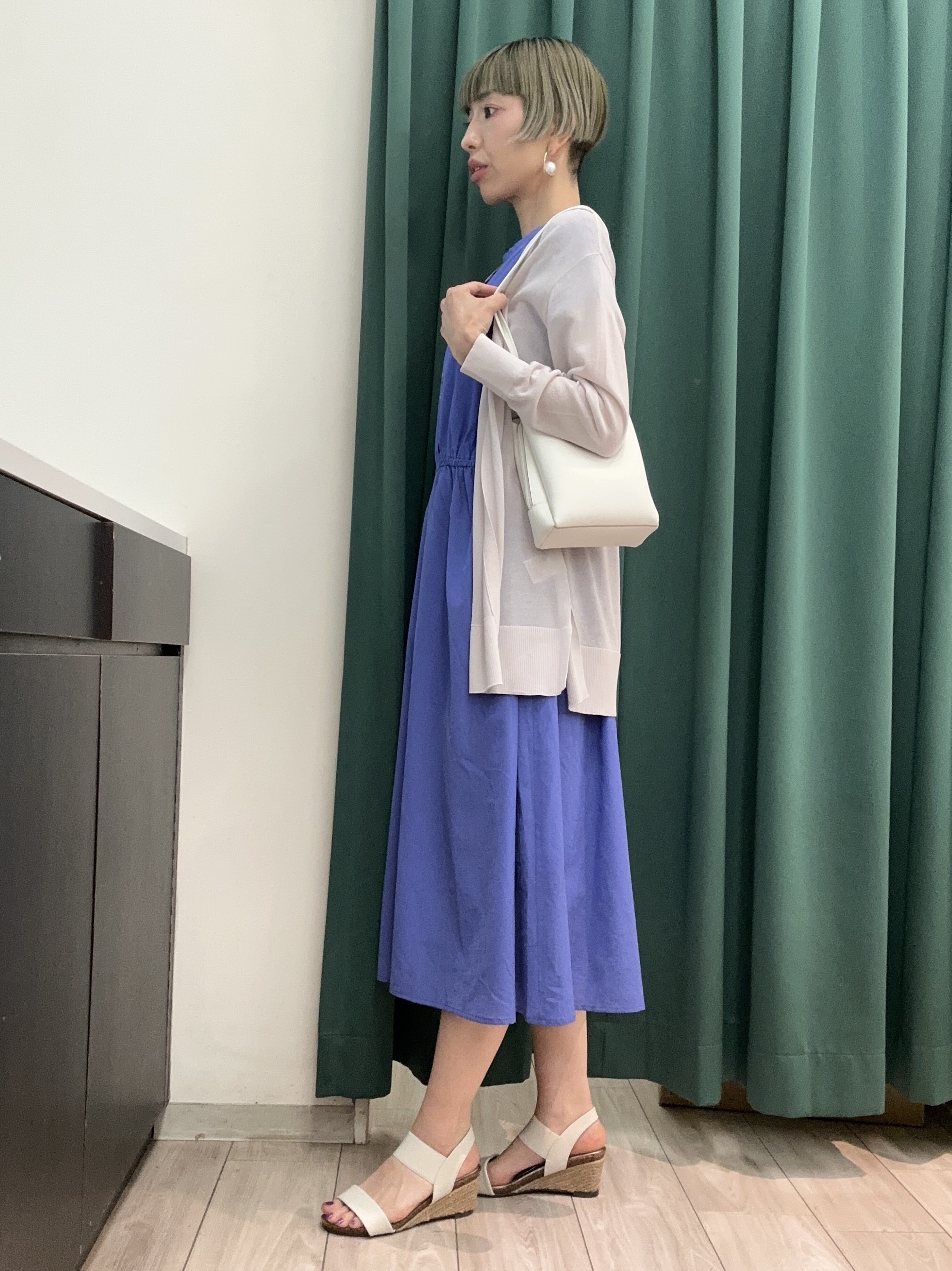 えまんさんの「SHOO･LA･RUE｜【ひんやり/洗濯機可/S-LL】着る方がすっきり見えに マルチに使えるミドルトッパーカーディガン」を使ったコーディネート