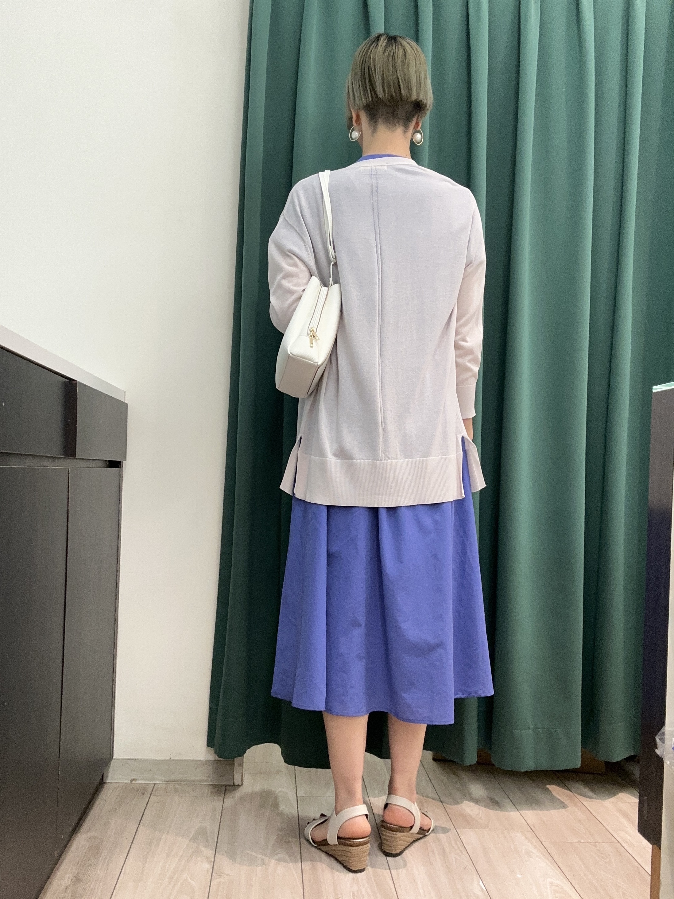 えまんさんの「SHOO･LA･RUE｜【ひんやり/洗濯機可/S-LL】着る方がすっきり見えに マルチに使えるミドルトッパーカーディガン」を使ったコーディネート