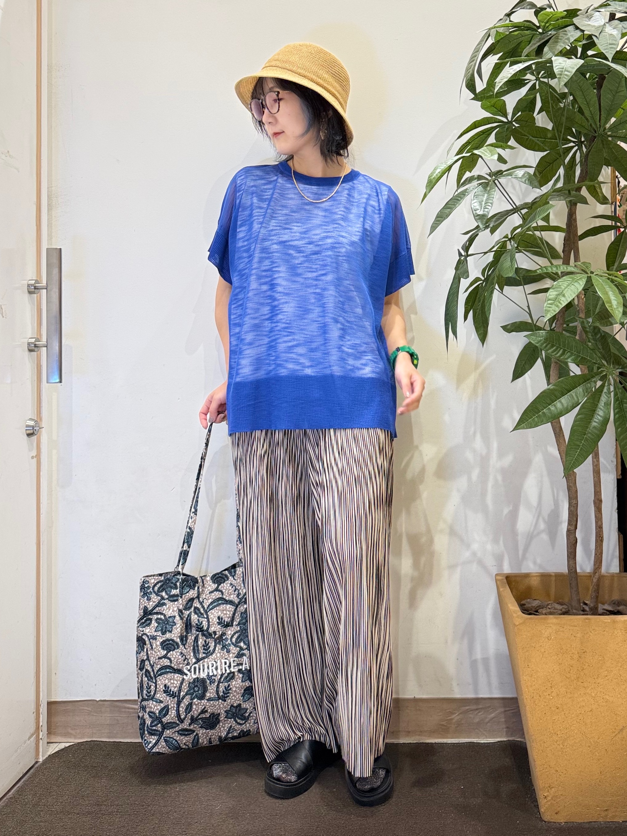 misakiさんの「SHOO･LA･RUE｜【2点セット/S-LL/体型カバー】大人のこなれレイヤード シアーニット+タンクトップ」を使ったコーディネート