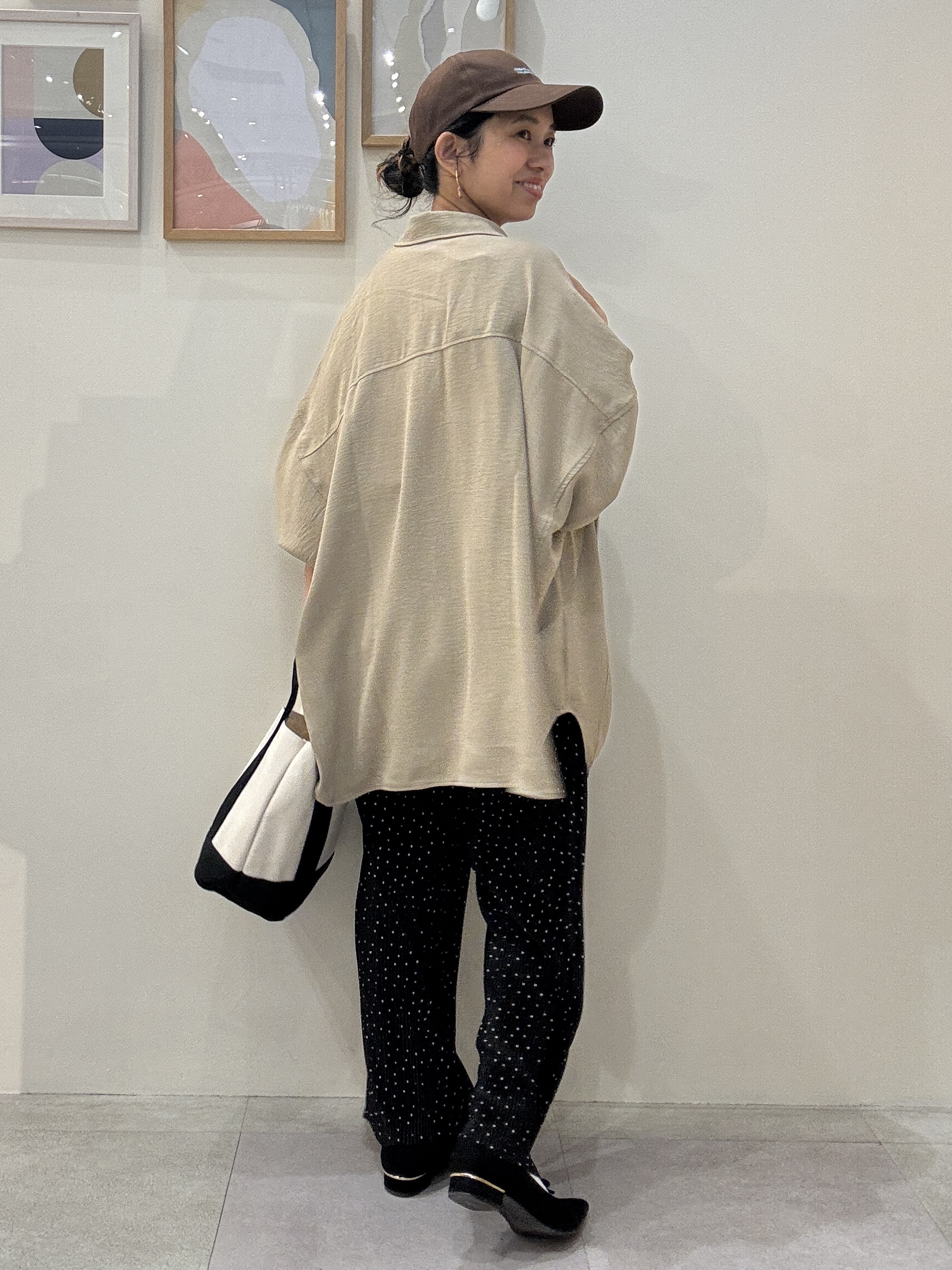 たけぴさんの「SHOO･LA･RUE｜【高レビュー/洗濯後しわになりにくい/体型カバー】きちんとゆるっと 大人の抜け感 ポンチョ風カラーシ」を使ったコーディネート