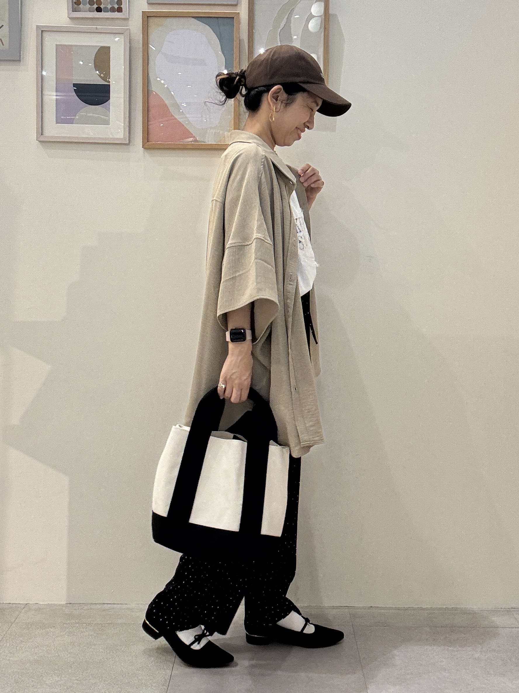 たけぴさんの「SHOO･LA･RUE｜【高レビュー/洗濯後しわになりにくい/体型カバー】きちんとゆるっと 大人の抜け感 ポンチョ風カラーシ」を使ったコーディネート