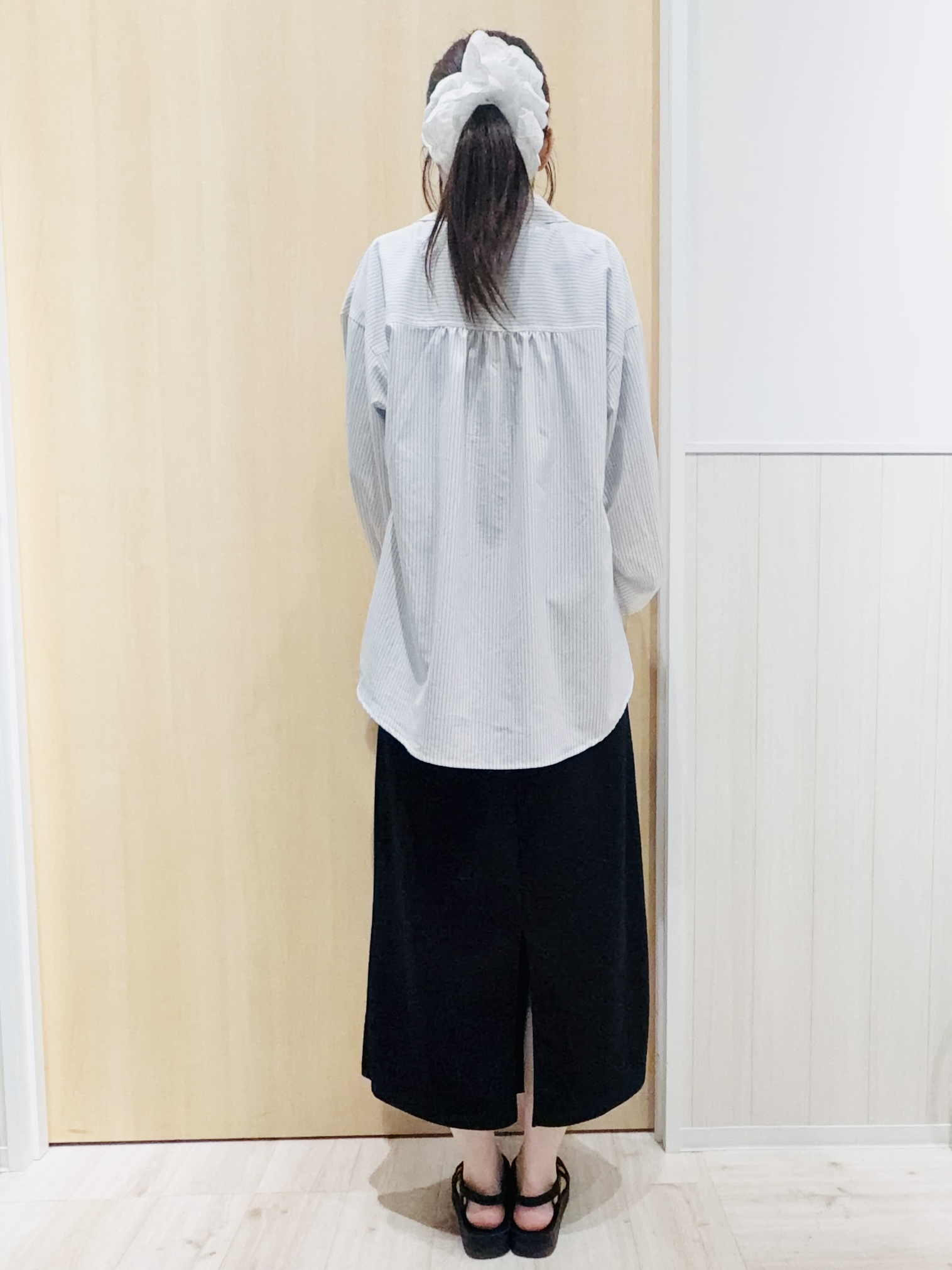 Naさんの「SHOO･LA･RUE｜【ひんやり/UV/吸水速乾/洗濯後しわになりにくい】ラッシュガードにもなる ストライプシャツ」を使ったコーディネート