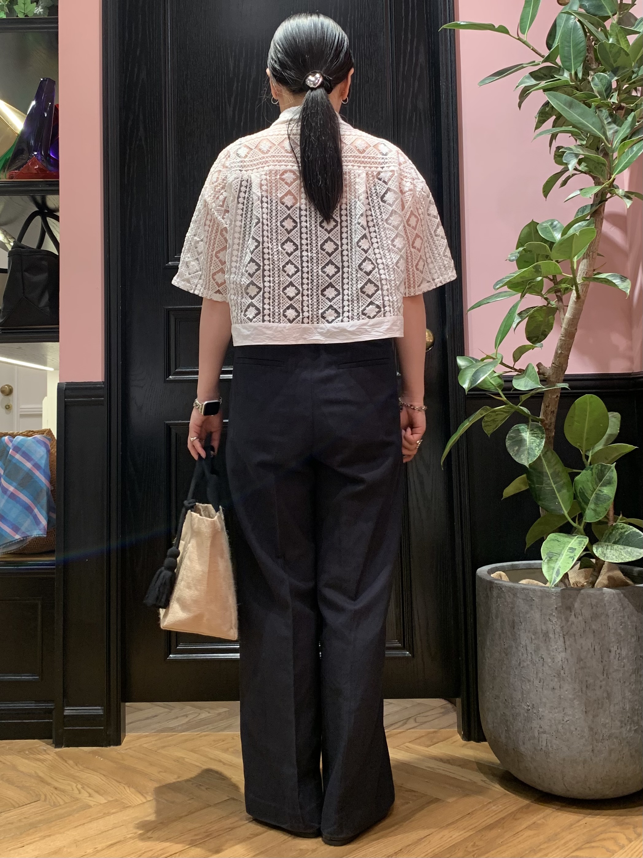 SAKAIさんの「DRESSTERIOR｜【着映え/ハーフ袖】ウォッシャブルレース クロップドシャツ」を使ったコーディネート