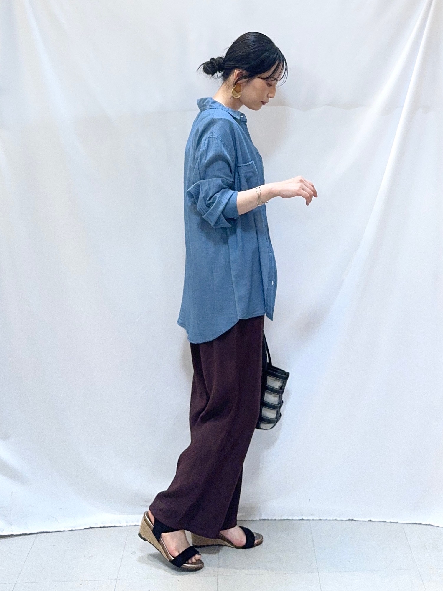 𝐇𝐢𝐫𝐨𝐦𝐢さんの「SHOO･LA･RUE｜【綿100%/UV/S-LL/体型カバー】優しく透ける 柔らかシアーデニムシャツ」を使ったコーディネート
