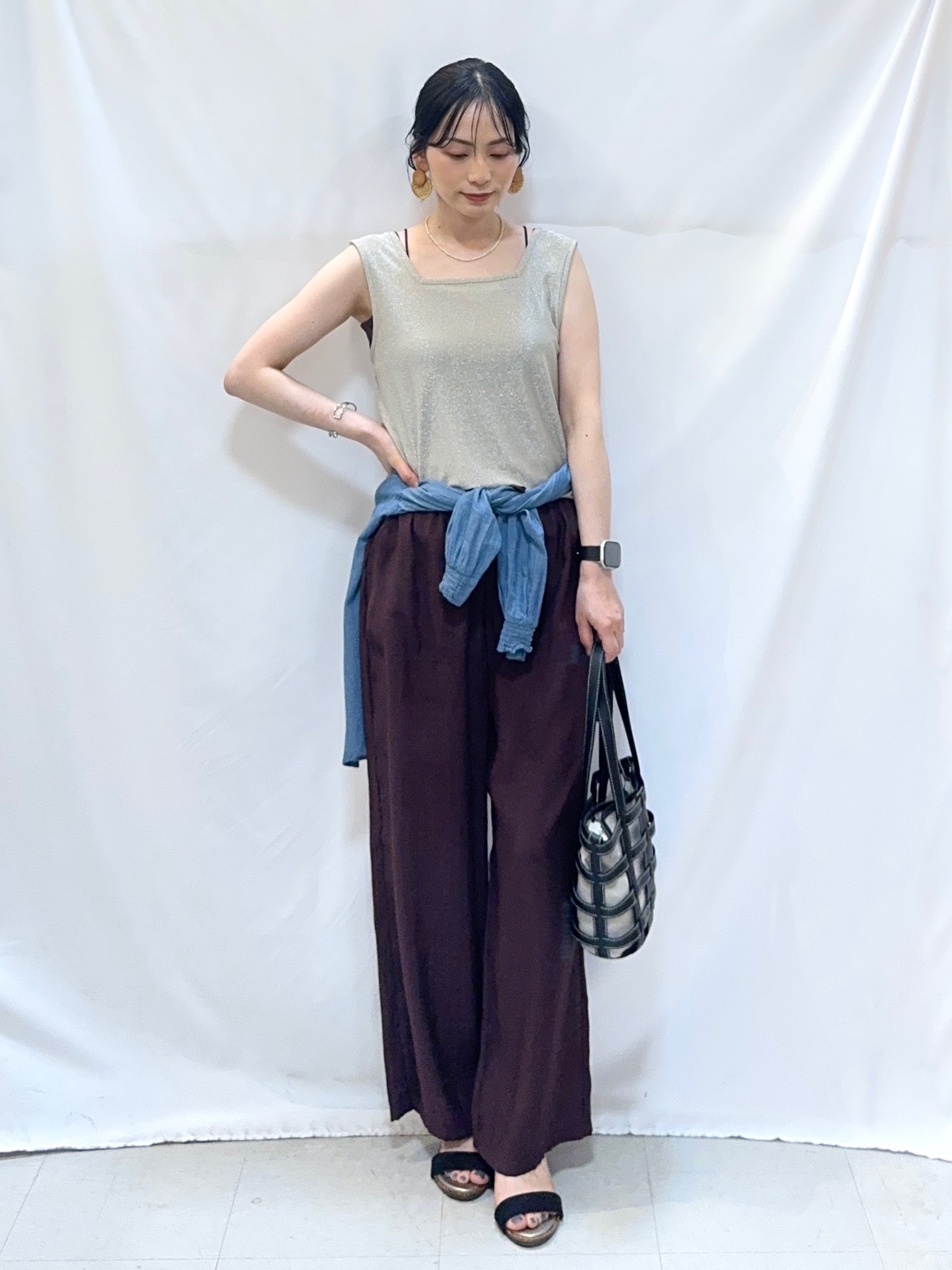 𝐇𝐢𝐫𝐨𝐦𝐢さんの「SHOO･LA･RUE｜【綿100%/UV/S-LL/体型カバー】優しく透ける 柔らかシアーデニムシャツ」を使ったコーディネート