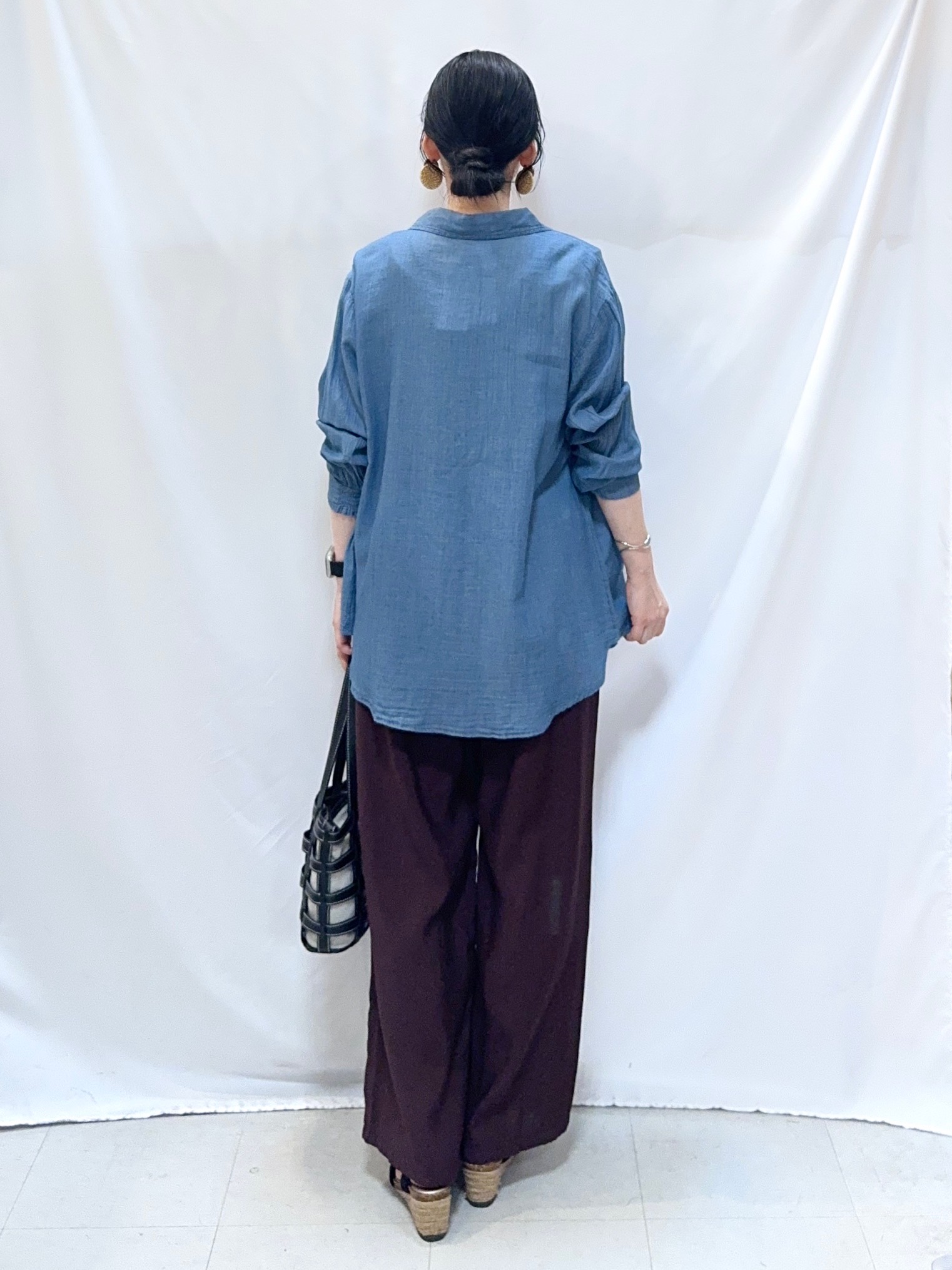 𝐇𝐢𝐫𝐨𝐦𝐢さんの「SHOO･LA･RUE｜【綿100%/UV/S-LL/体型カバー】優しく透ける 柔らかシアーデニムシャツ」を使ったコーディネート