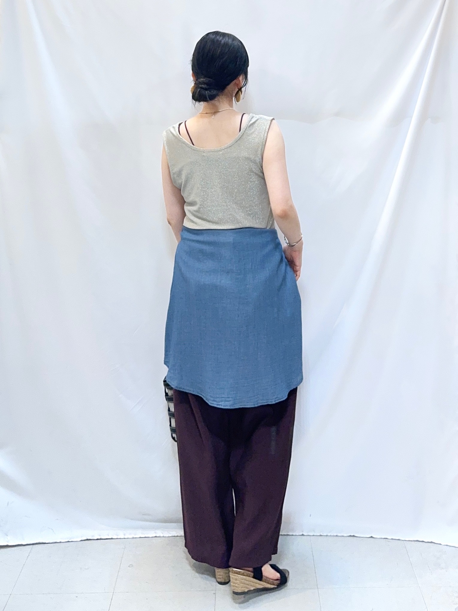 𝐇𝐢𝐫𝐨𝐦𝐢さんの「SHOO･LA･RUE｜【綿100%/UV/S-LL/体型カバー】優しく透ける 柔らかシアーデニムシャツ」を使ったコーディネート
