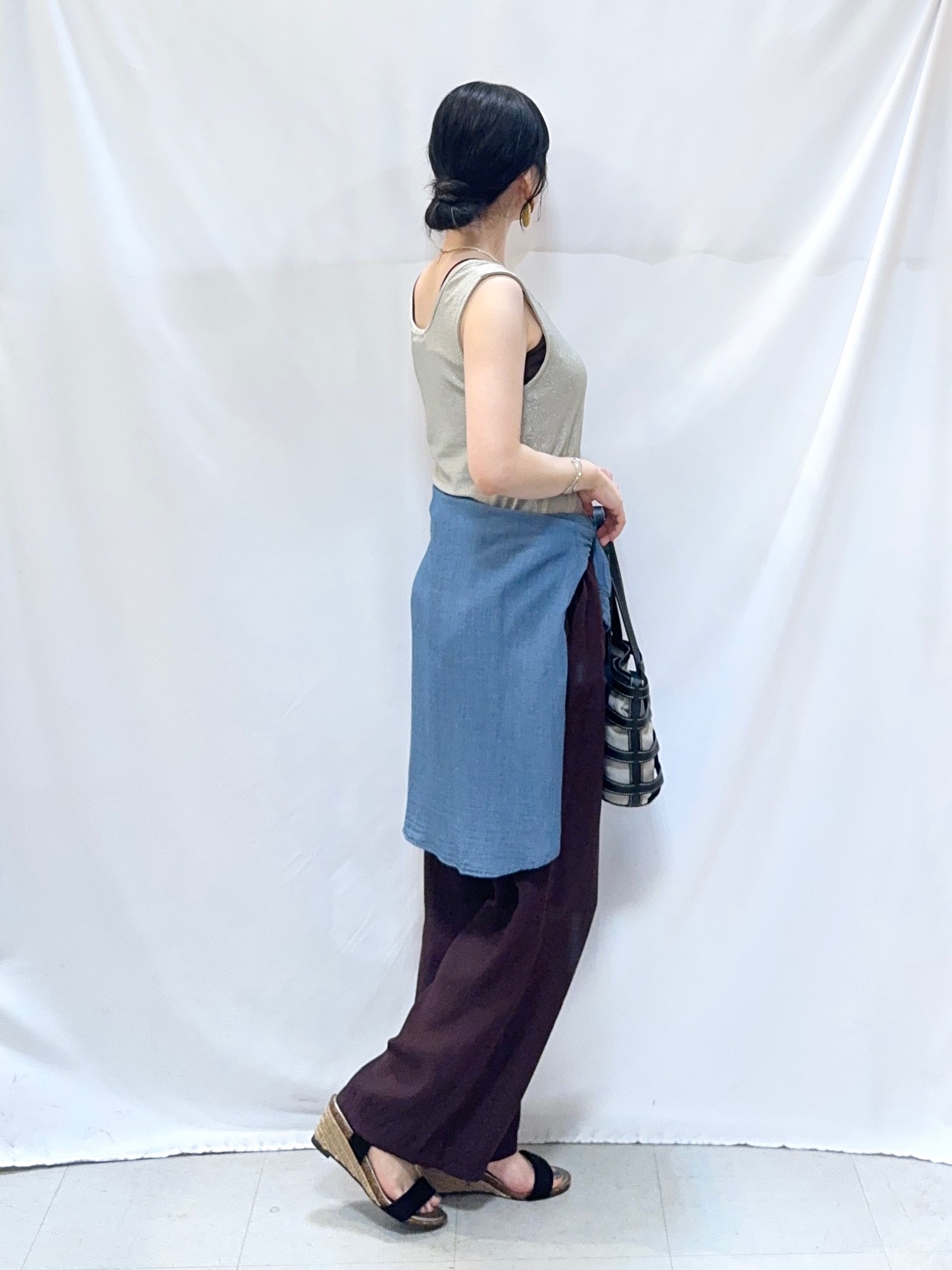 𝐇𝐢𝐫𝐨𝐦𝐢さんの「SHOO･LA･RUE｜【綿100%/UV/S-LL/体型カバー】優しく透ける 柔らかシアーデニムシャツ」を使ったコーディネート