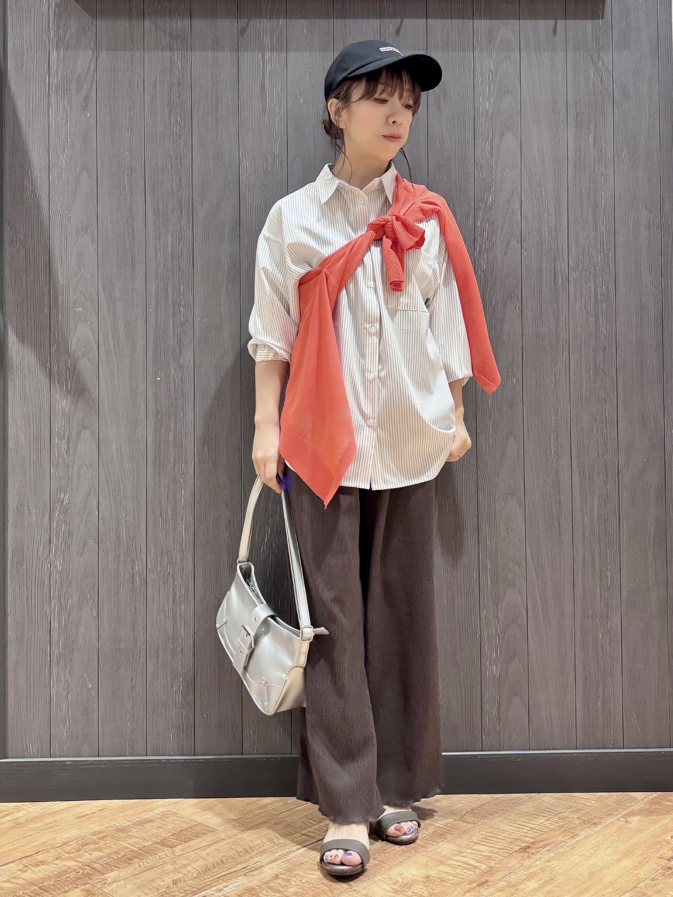 meiさんの「SHOO･LA･RUE｜【ひんやり/UV/吸水速乾/洗濯後しわになりにくい】ラッシュガードにもなる ストライプシャツ」を使ったコーディネート