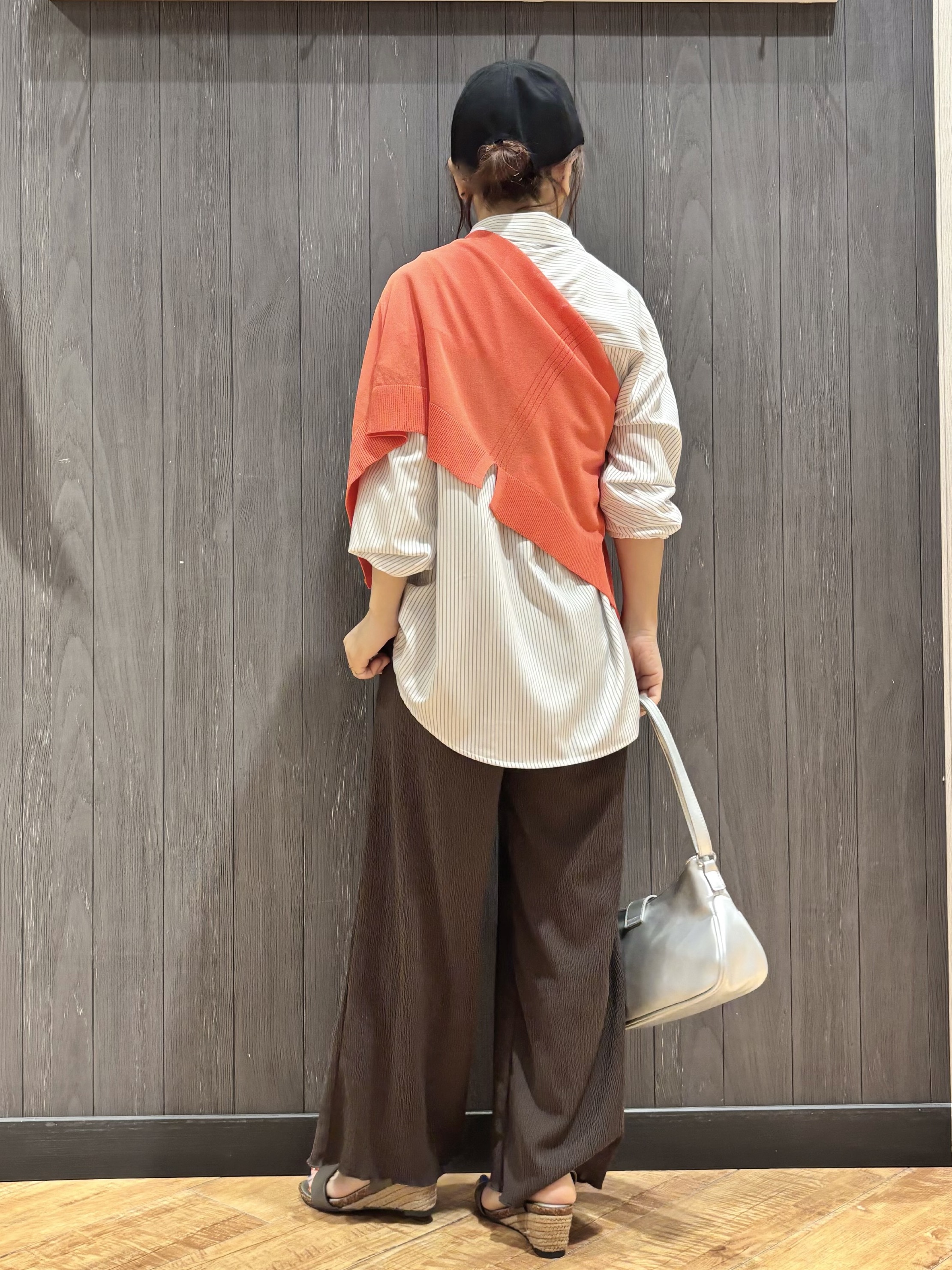 meiさんの「SHOO･LA･RUE｜【ひんやり/UV/吸水速乾/洗濯後しわになりにくい】ラッシュガードにもなる ストライプシャツ」を使ったコーディネート