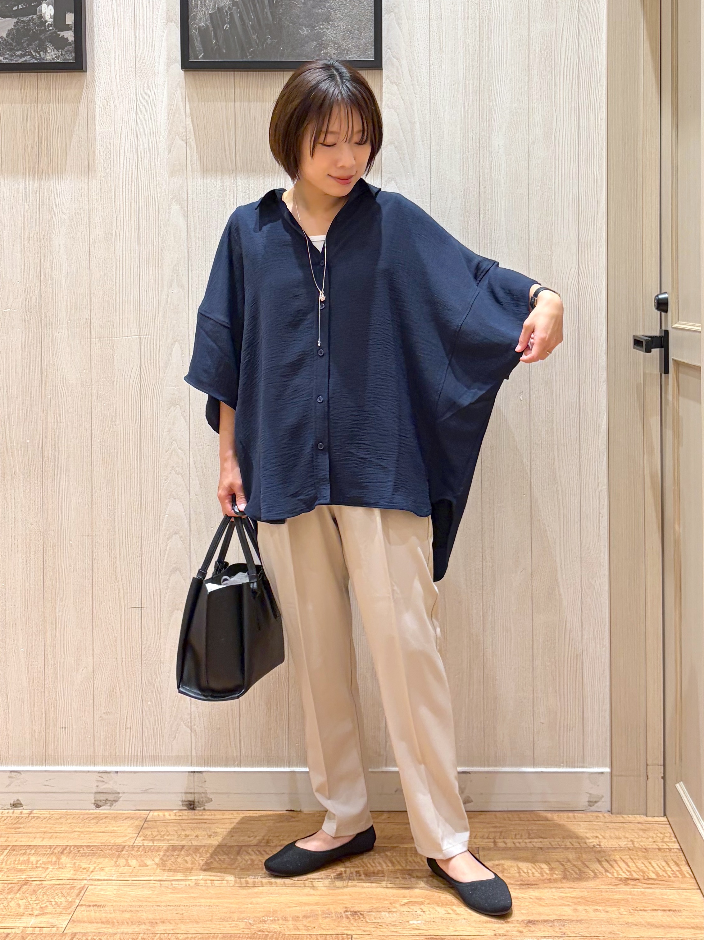 shirayuuuさんの「SHOO･LA･RUE｜【高レビュー/洗濯後しわになりにくい/体型カバー】きちんとゆるっと 大人の抜け感 ポンチョ風カラーシ」を使ったコーディネート