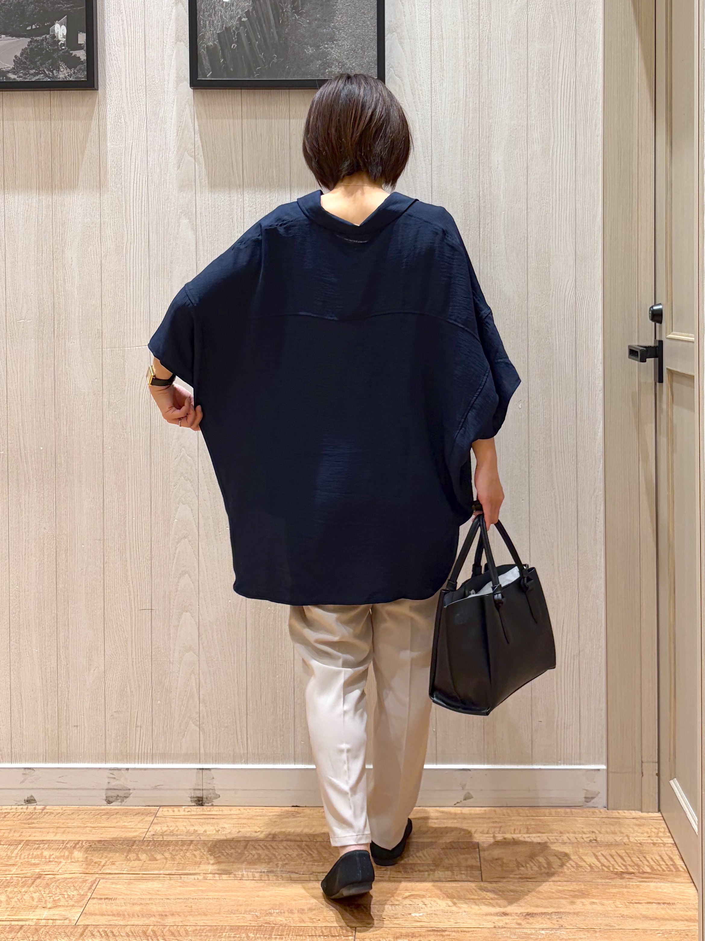 shirayuuuさんの「SHOO･LA･RUE｜【高レビュー/洗濯後しわになりにくい/体型カバー】きちんとゆるっと 大人の抜け感 ポンチョ風カラーシ」を使ったコーディネート