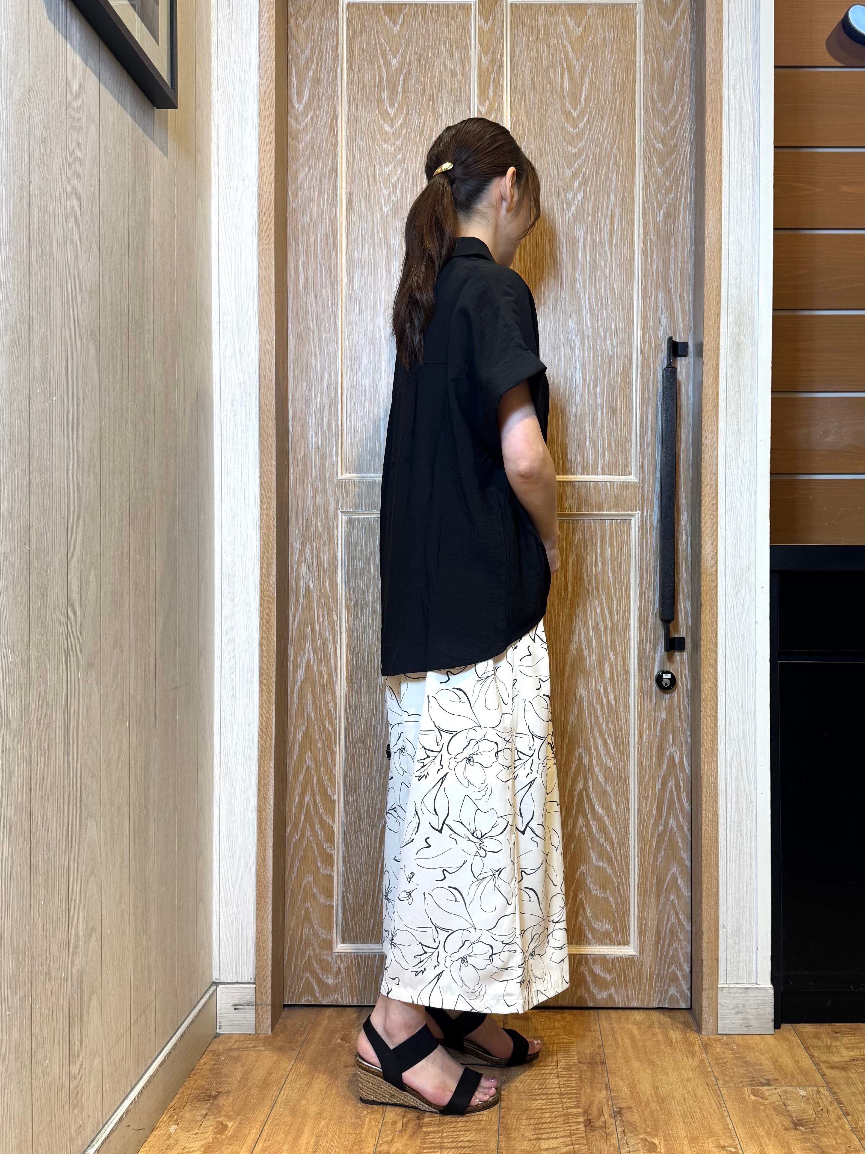 KAORIさんの「SHOO･LA･RUE｜【ひんやり/S-LL/洗濯機可】インせず着られる 裾タック スキッパーシャツ」を使ったコーディネート