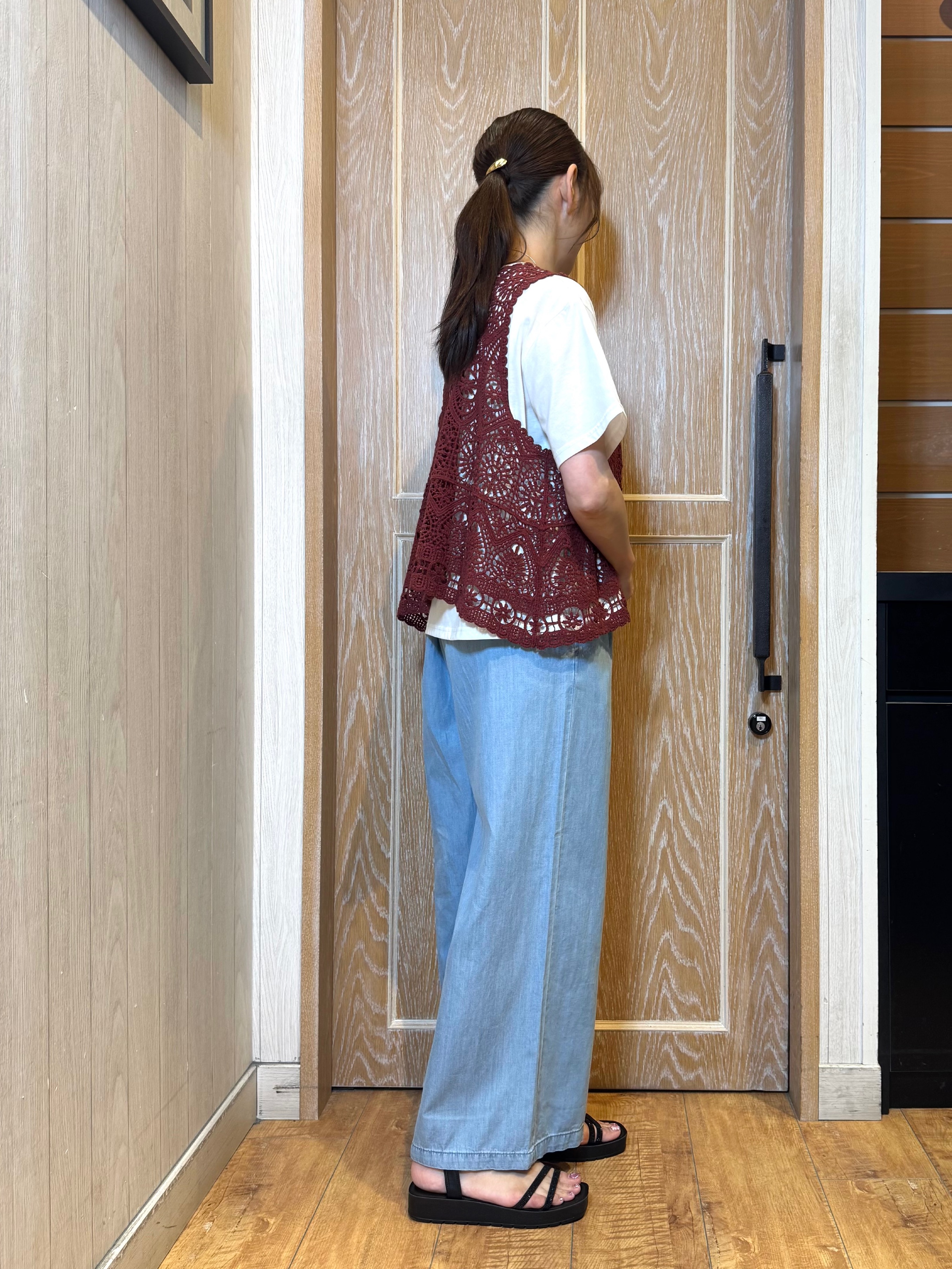 KAORIさんの「SHOO･LA･RUE｜【2点セット/S-LL】透かしクロシェ編みベスト＋ロゴT 大人の涼やかセット」を使ったコーディネート