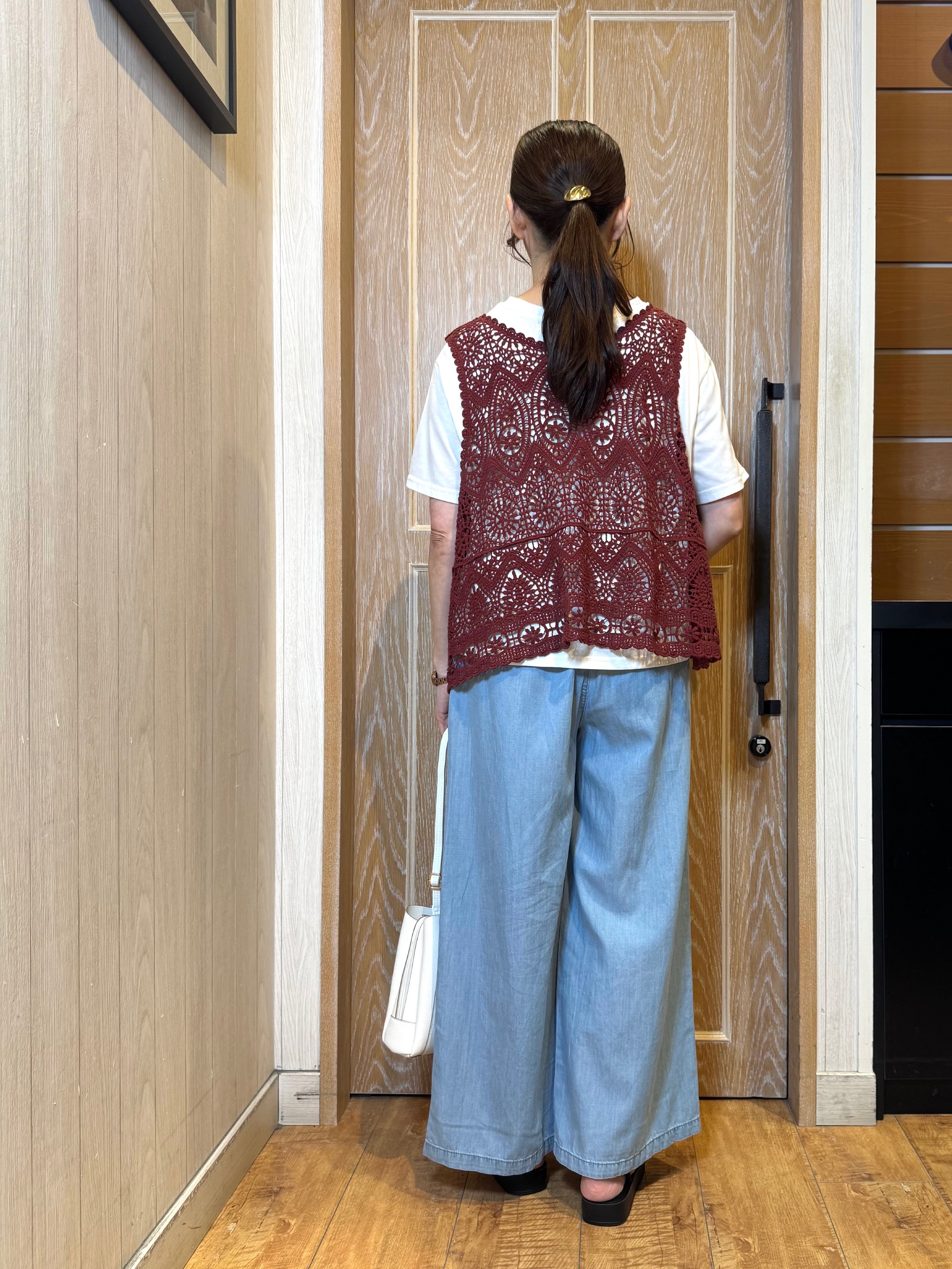 KAORIさんの「SHOO･LA･RUE｜【2点セット/S-LL】透かしクロシェ編みベスト＋ロゴT 大人の涼やかセット」を使ったコーディネート