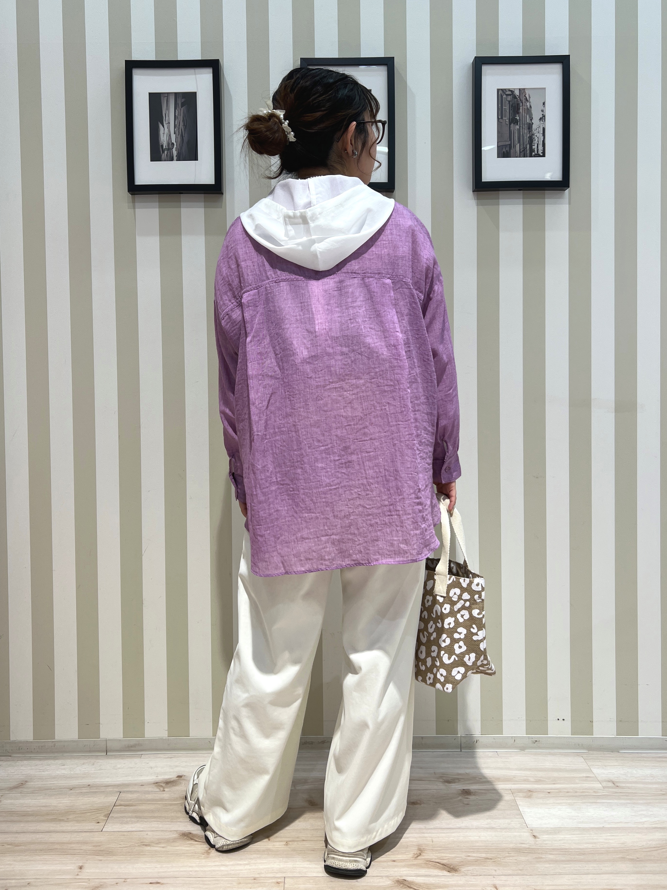 manaさんの「SHOO･LA･RUE｜【体型カバー】ふんわり質感 やわらかこなれシアーシャツ」を使ったコーディネート