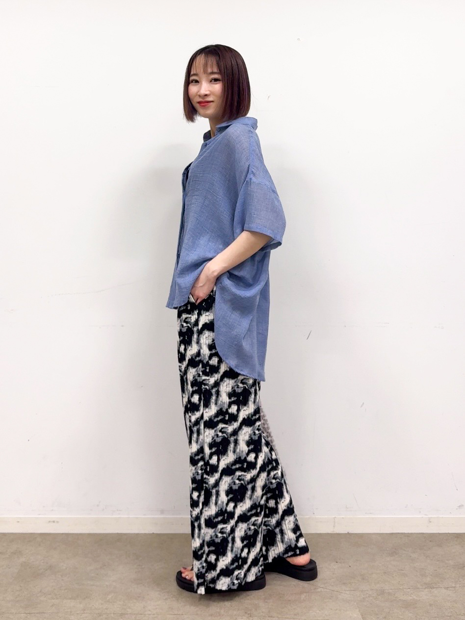 𝐜𝐡𝐢𝐤𝐚さんの「SHOO･LA･RUE｜ヒップがすっぽり隠れる やわらか5分袖シアーシャツ」を使ったコーディネート