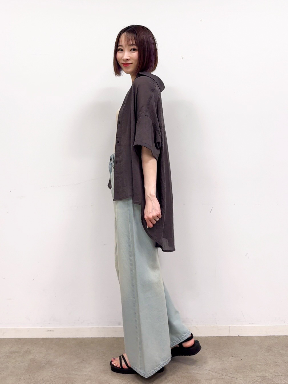 𝐜𝐡𝐢𝐤𝐚さんの「SHOO･LA･RUE｜ヒップがすっぽり隠れる やわらか5分袖シアーシャツ」を使ったコーディネート