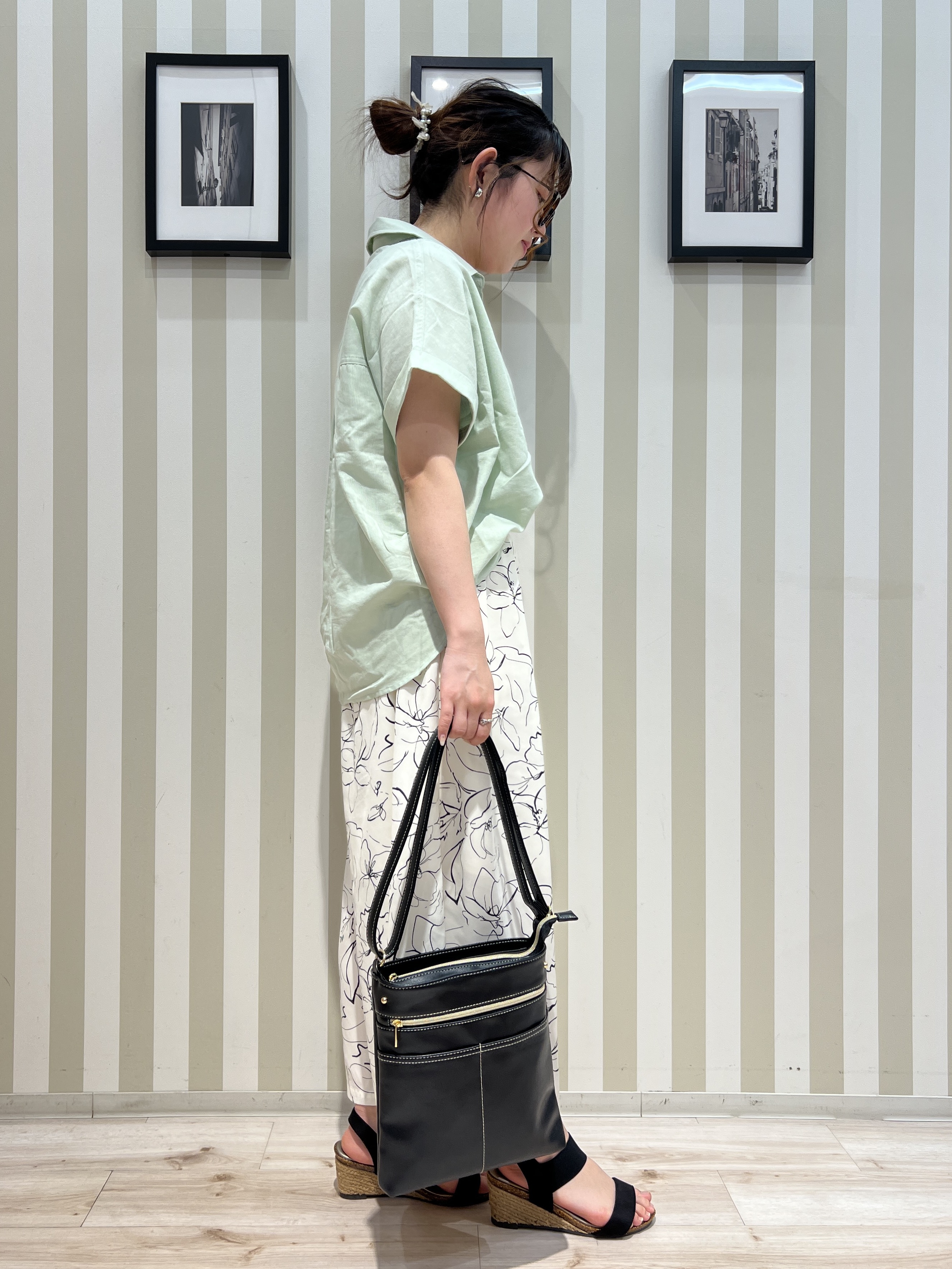 manaさんの「SHOO･LA･RUE｜【ひんやり/UV】インせず着られる フレンチリネンスキッパーシャツ」を使ったコーディネート