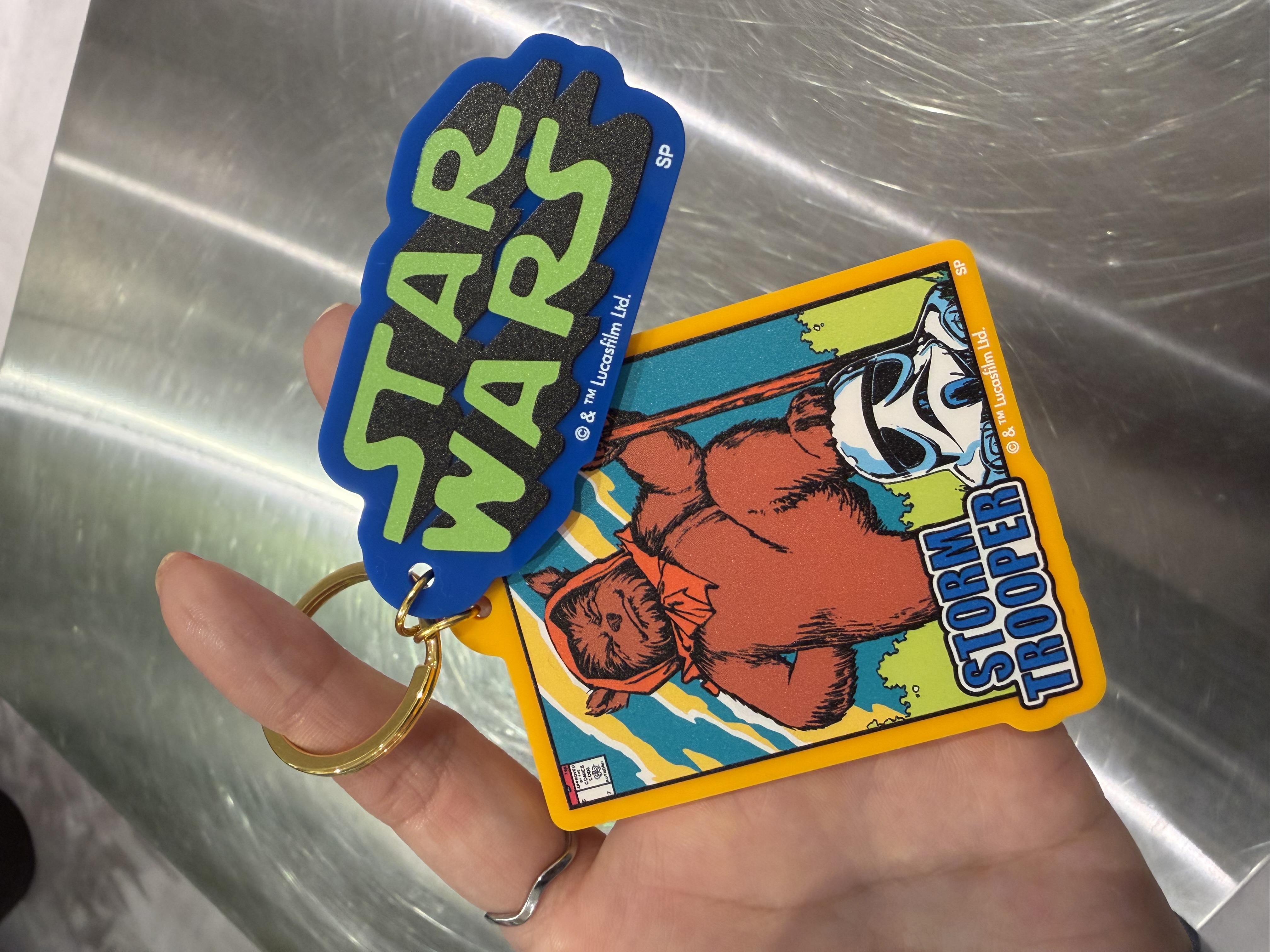 えびさんの「212 KITCHEN STORE｜カラーアクリルキーホルダー R2-D2 コミック ＜STAR WARS スター・ウォーズ ＞」を使ったコーディネート
