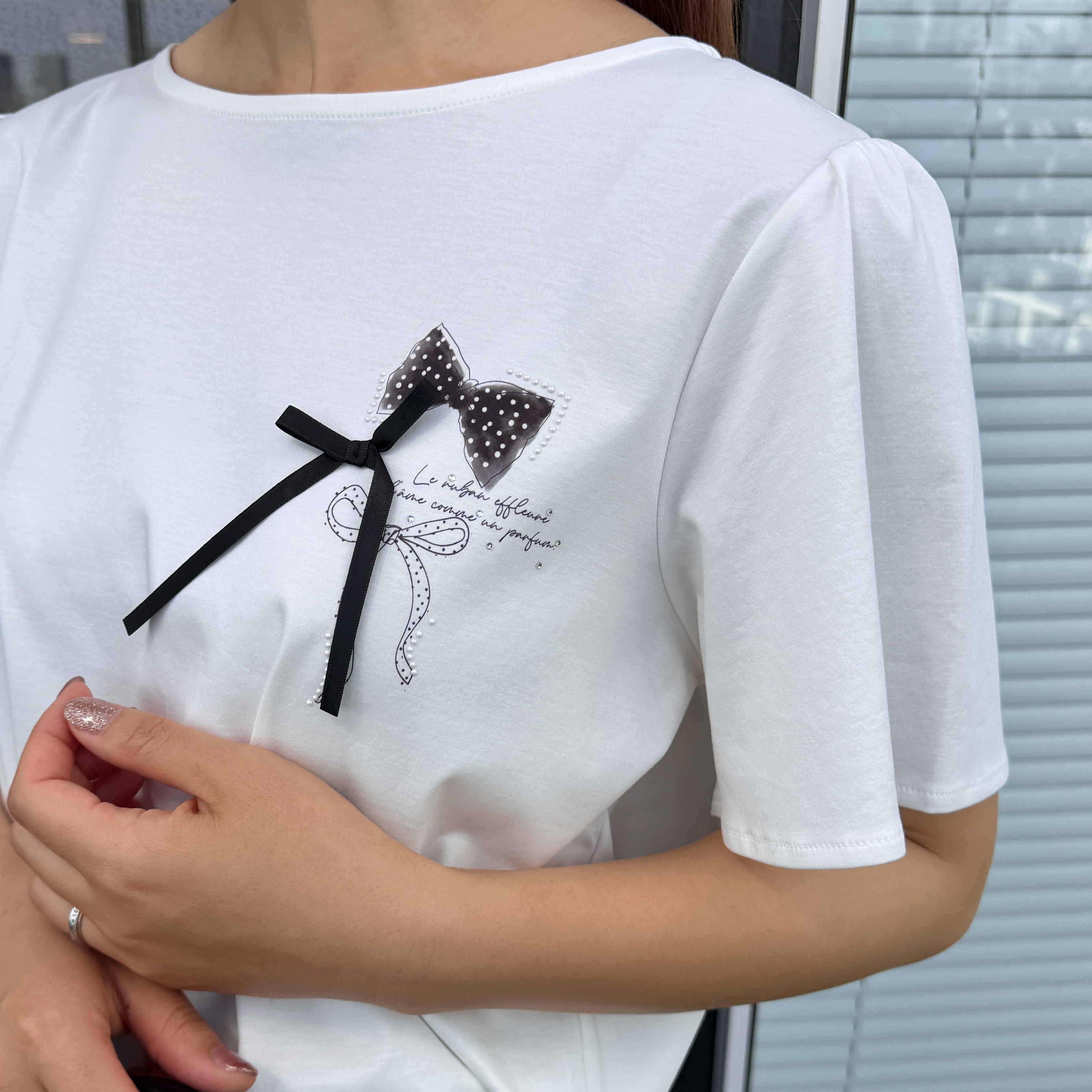 makiさんの「Couture brooch｜【接触冷感・UVカット・洗える】リボンプリントTシャツ」を使ったコーディネート