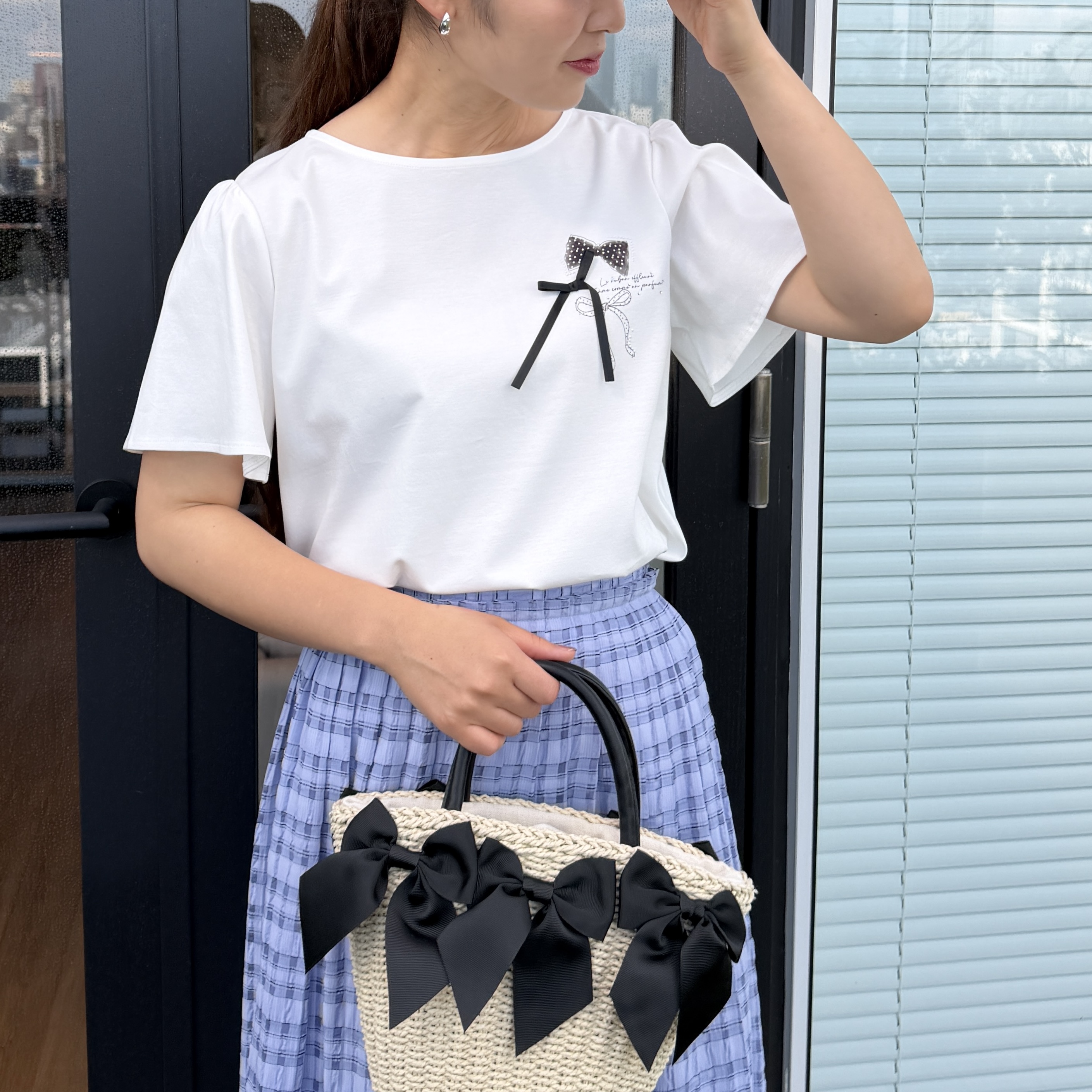 makiさんの「Couture brooch｜【接触冷感・UVカット・洗える】リボンプリントTシャツ」を使ったコーディネート