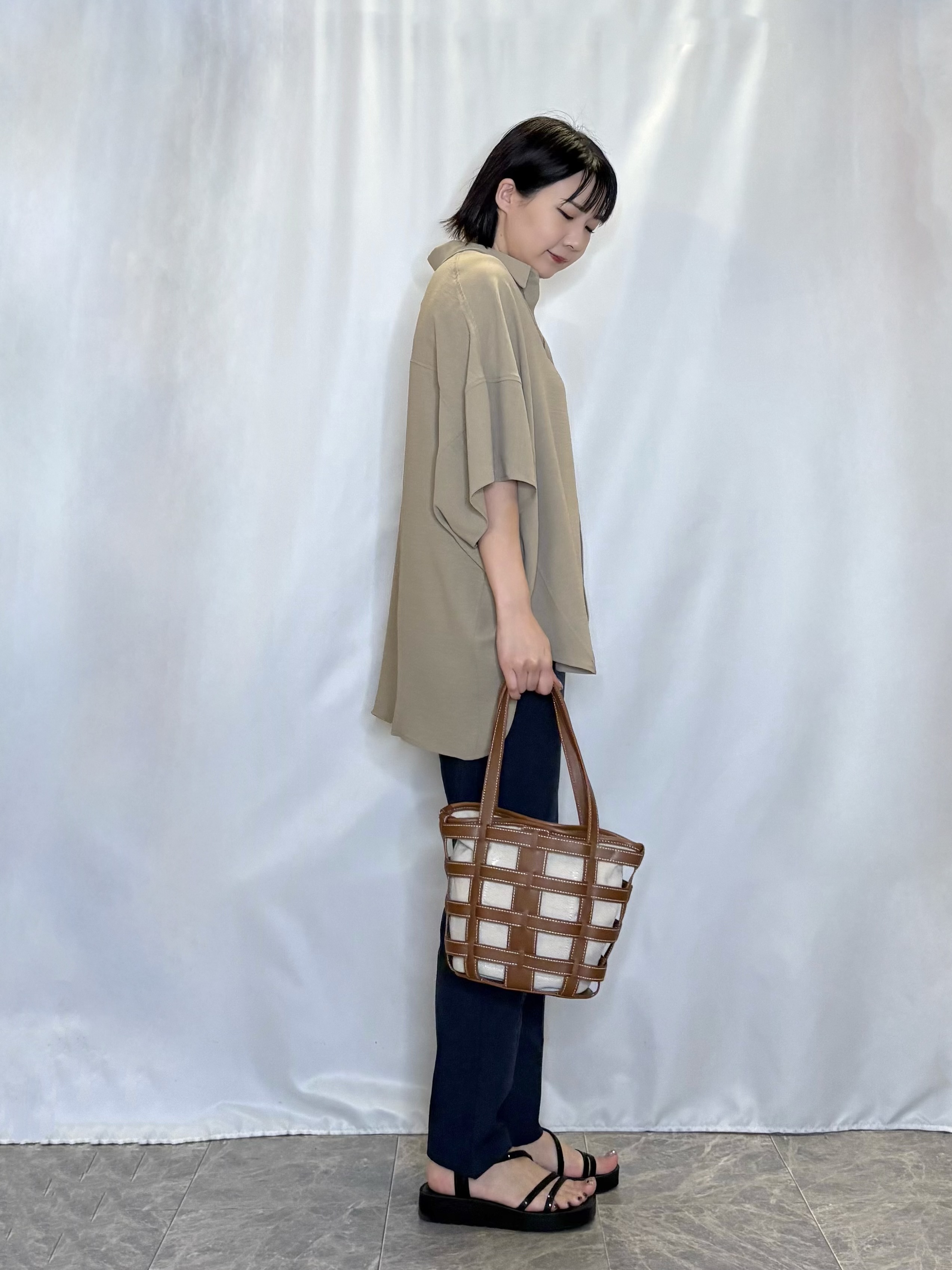 ネリさんの「SHOO･LA･RUE｜【高レビュー/洗濯後しわになりにくい/体型カバー】きちんとゆるっと 大人の抜け感 ポンチョ風カラーシ」を使ったコーディネート