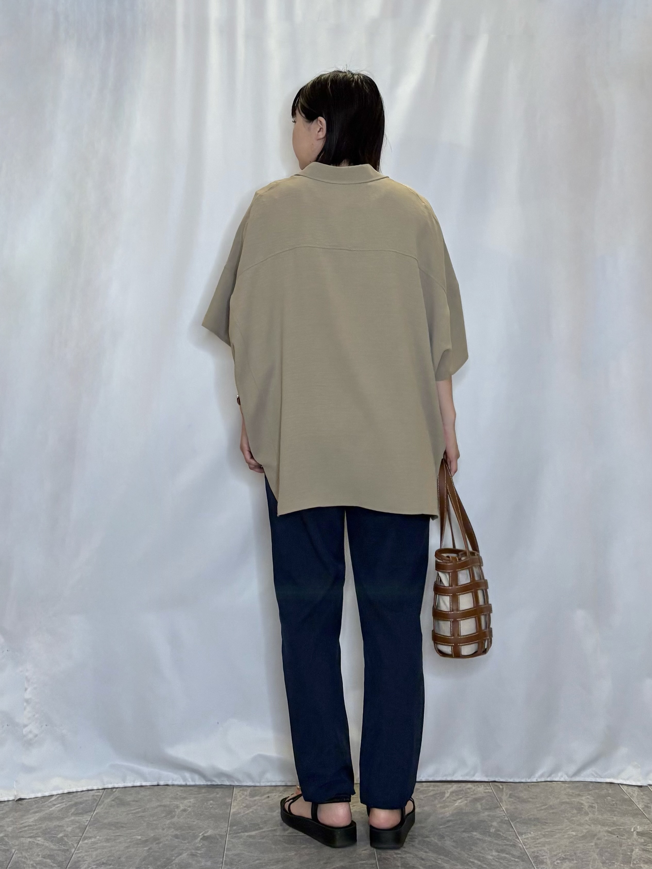ネリさんの「SHOO･LA･RUE｜【高レビュー/洗濯後しわになりにくい/体型カバー】きちんとゆるっと 大人の抜け感 ポンチョ風カラーシ」を使ったコーディネート