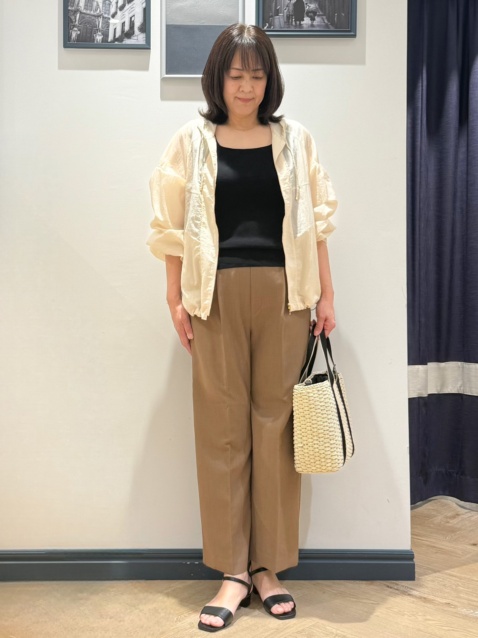 Lilyさんの「grove｜【洗濯機OK・UVカット】大人の抜け感、シアーニットフードパーカ」を使ったコーディネート