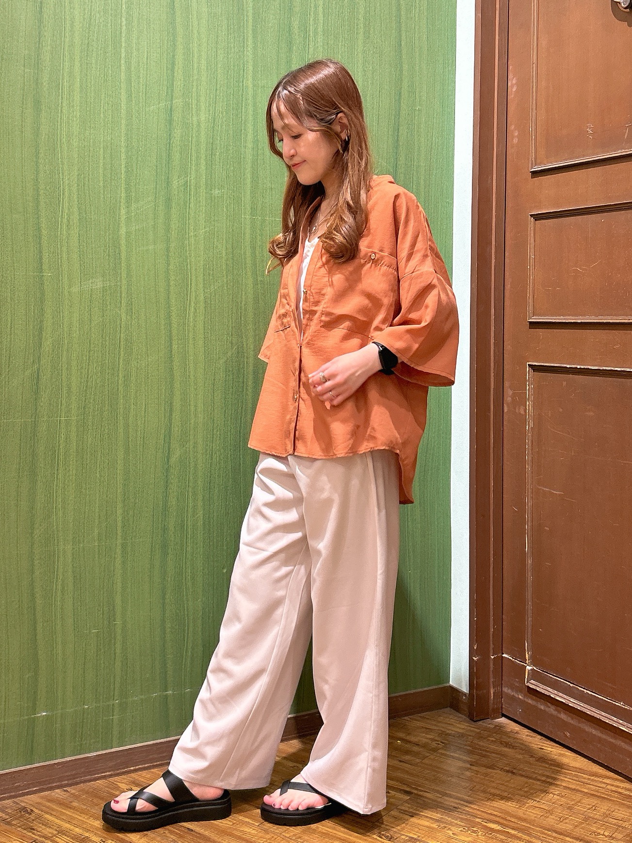 かおりさんの「SHOO･LA･RUE｜【洗濯機可/S-LL】大人の抜け感 ゆるっと5分袖シャツ」を使ったコーディネート
