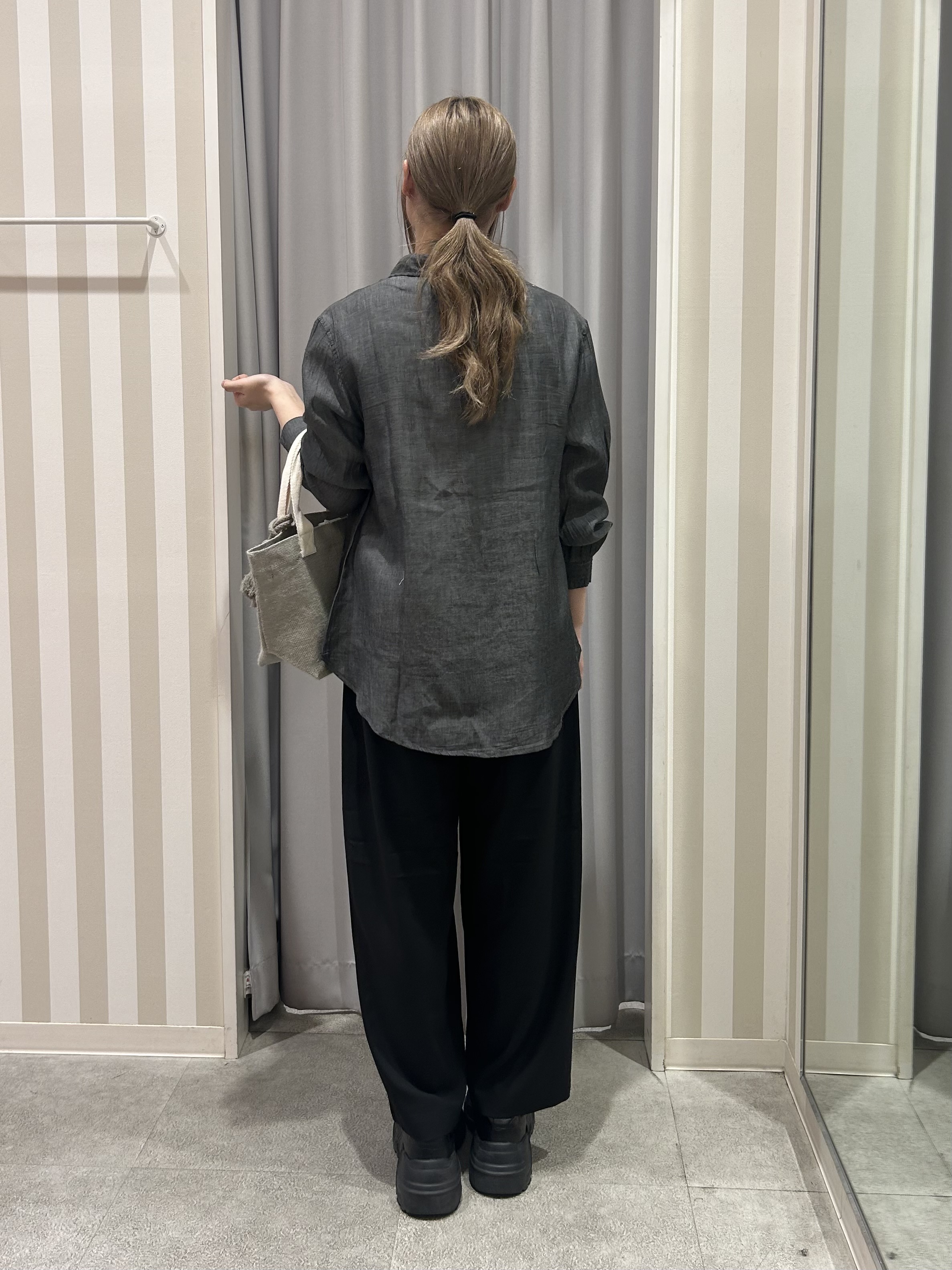 美空さんの「SHOO･LA･RUE｜【綿100%/UV/S-LL/体型カバー】優しく透ける 柔らかシアーデニムシャツ」を使ったコーディネート